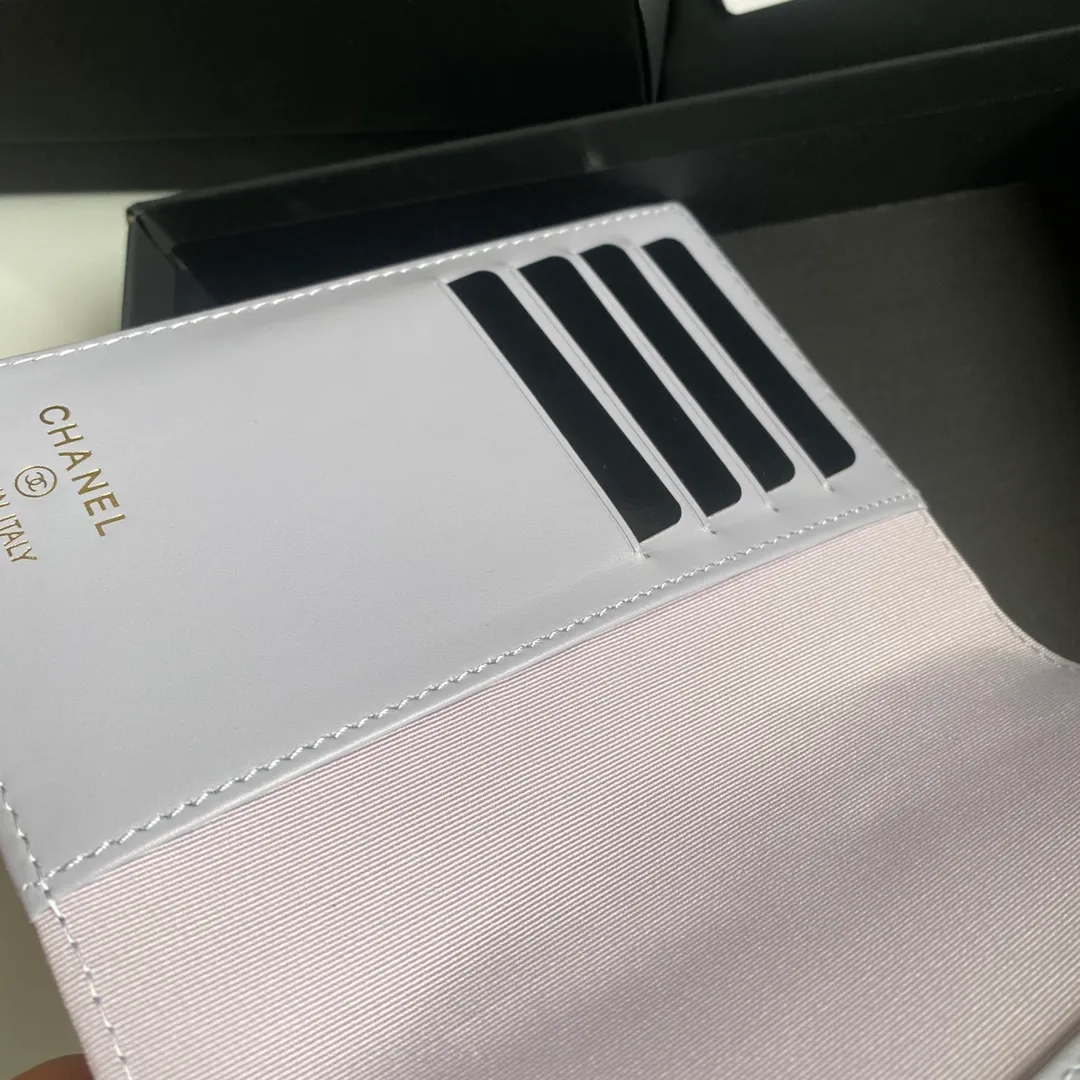 280💰 CHANEL Classic Passport Holder❤️Good news for friends who are traveling! This passport holder is made of imported first-layer grain embossed cowhide, with a burgundy first-layer trim finish on the inside! 4⃣️Card slots...very convenient and practical. Model No. 80385. Size 14.5×10.5×2cm