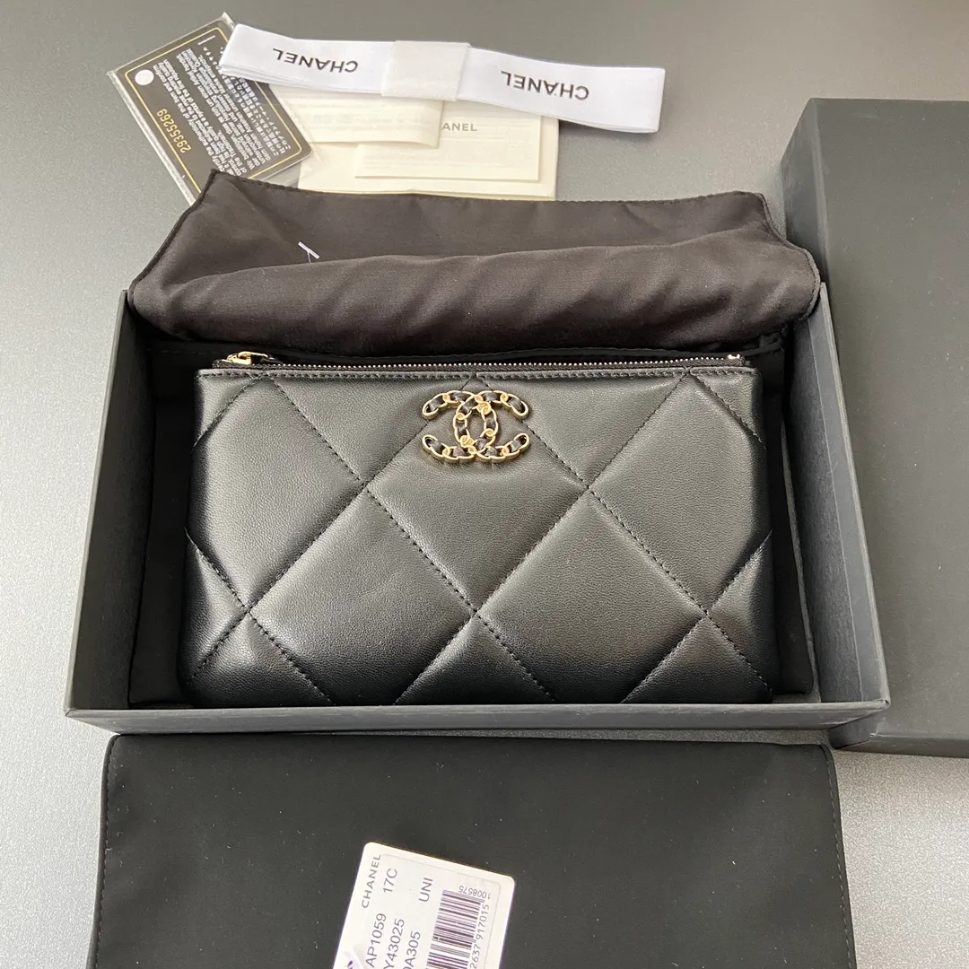 Xiaoxiang imported Italian lambskin Item number: A1059 Price: 380 Size: w20×h12.5×d1cm Color: black lambskin gold steel mark