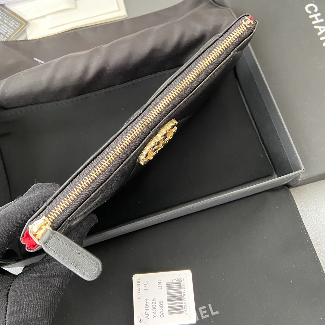 Xiaoxiang imported Italian lambskin Item number: A1059 Price: 380 Size: w20×h12.5×d1cm Color: black lambskin gold steel mark