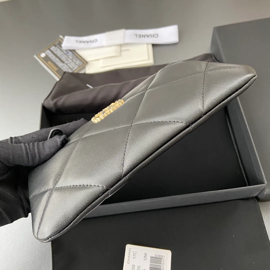 Xiaoxiang imported Italian lambskin Item number: A1059 Price: 380 Size: w20×h12.5×d1cm Color: black lambskin gold steel mark