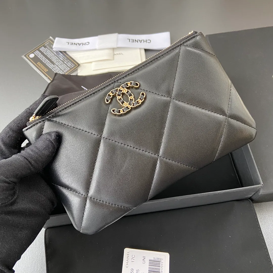 Xiaoxiang imported Italian lambskin Item number: A1059 Price: 380 Size: w20×h12.5×d1cm Color: black lambskin gold steel mark