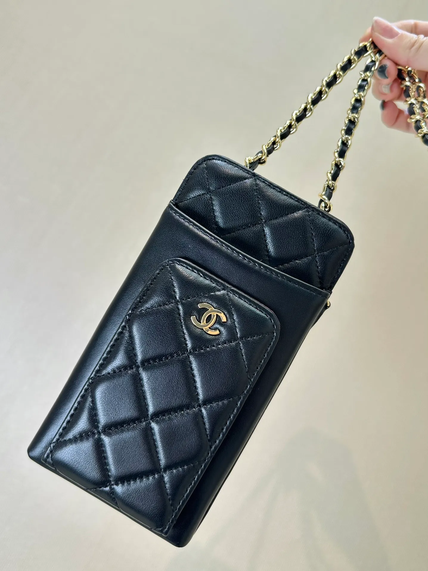 0990 Highly recommended to everyone. It can be said to be a mobile phone bag or a card holder. The front buckle design can hold bank cards and bus cards, the middle pocket can store mobile phones, the side zipper can hold banknotes or personal belongings, and there is a mobile phone slot on the back. It is multi-functional and very practical!