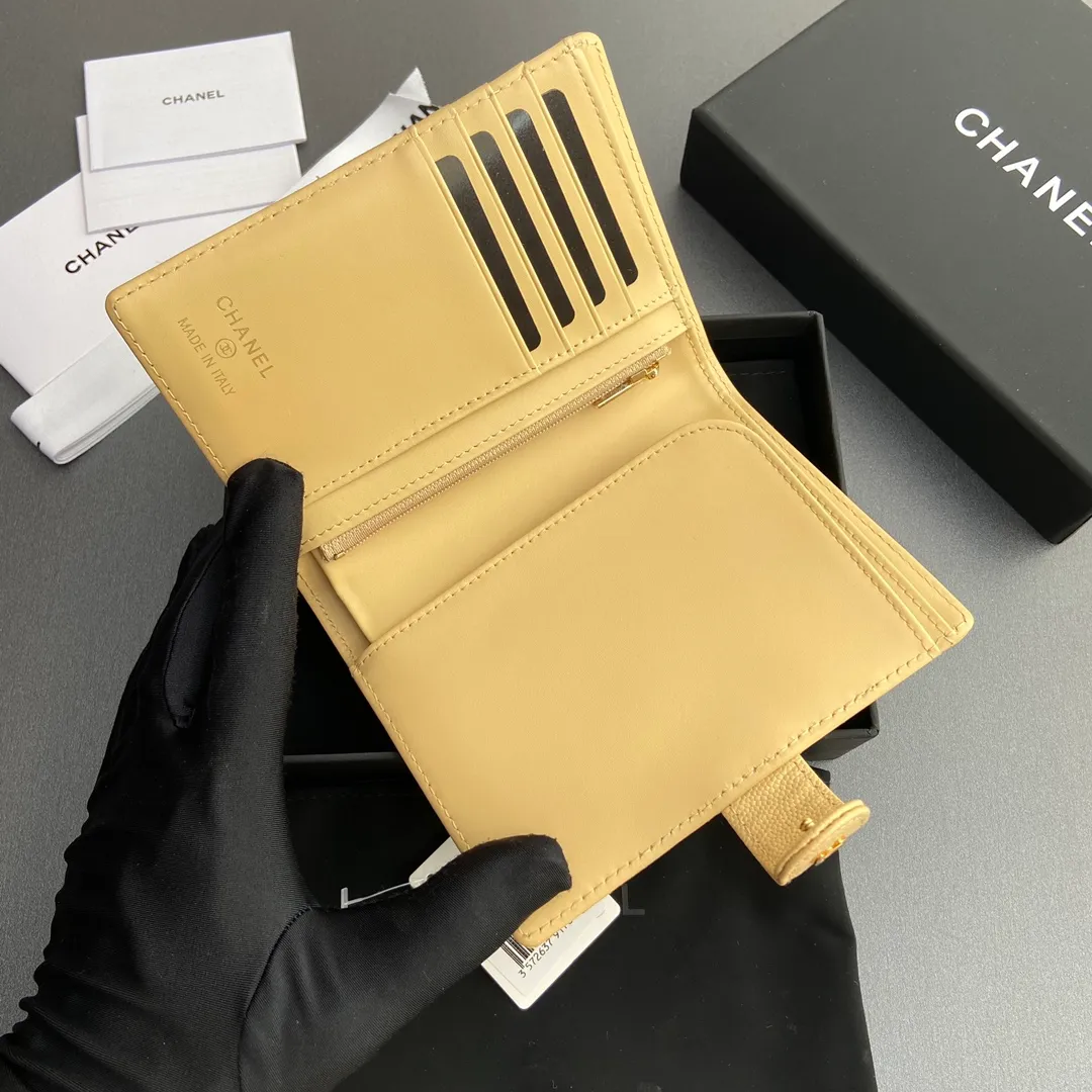 [Special grade hardware original leather] 💰440 Xiaoxiang Passport Holder Series Quilted with iconic metal logo Gold tone metal hardware, special Italian imported leather 4 card slots, 1 small zipper pocket. 1 banknote compartment, 1 passport holder card slot No.: 96066 Apricot fine ball gold Size: w10×h14×d2cm