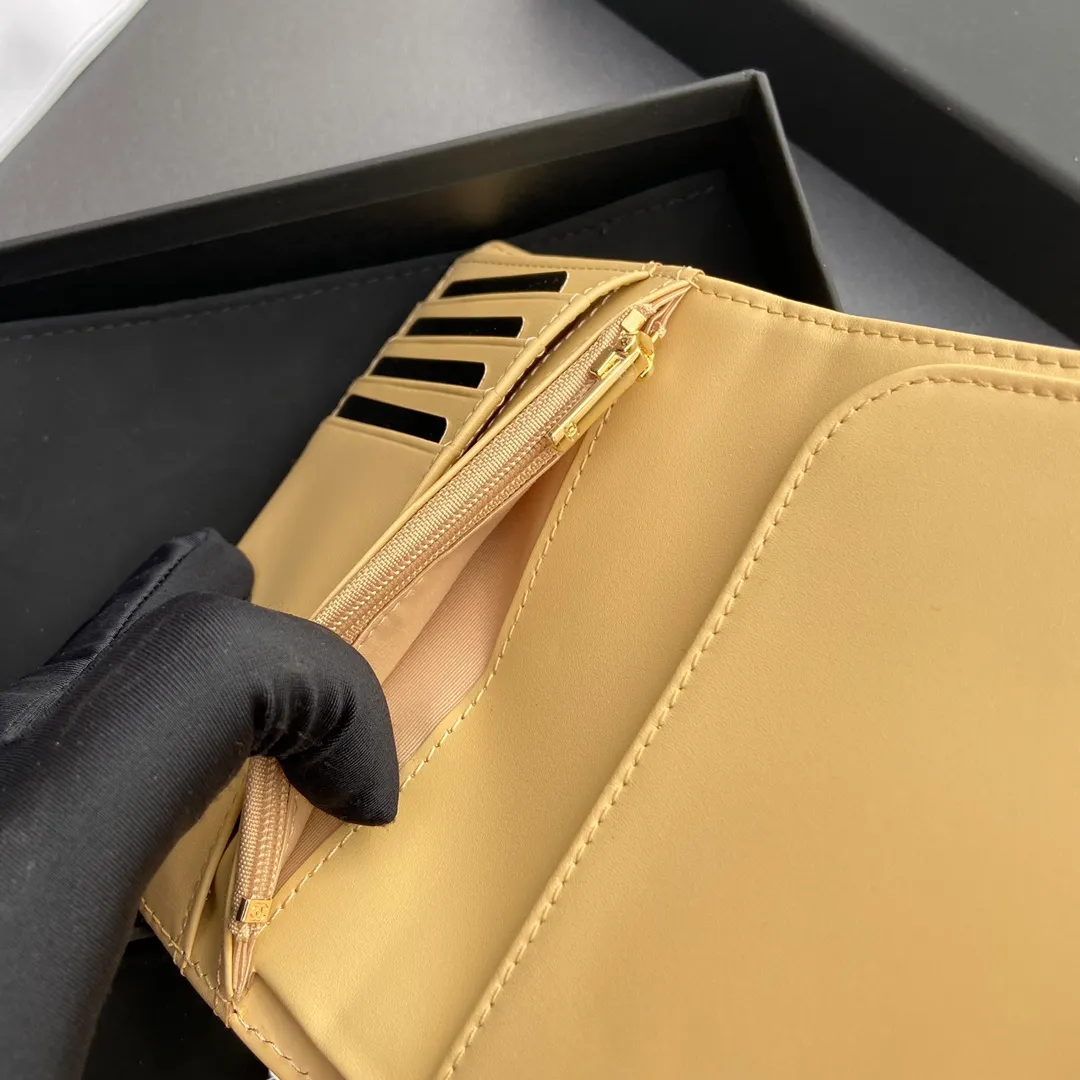 [Special grade hardware original leather] 💰440 Xiaoxiang Passport Holder Series Quilted with iconic metal logo Gold tone metal hardware, special Italian imported leather 4 card slots, 1 small zipper pocket. 1 banknote compartment, 1 passport holder card slot No.: 96066 Apricot fine ball gold Size: w10×h14×d2cm