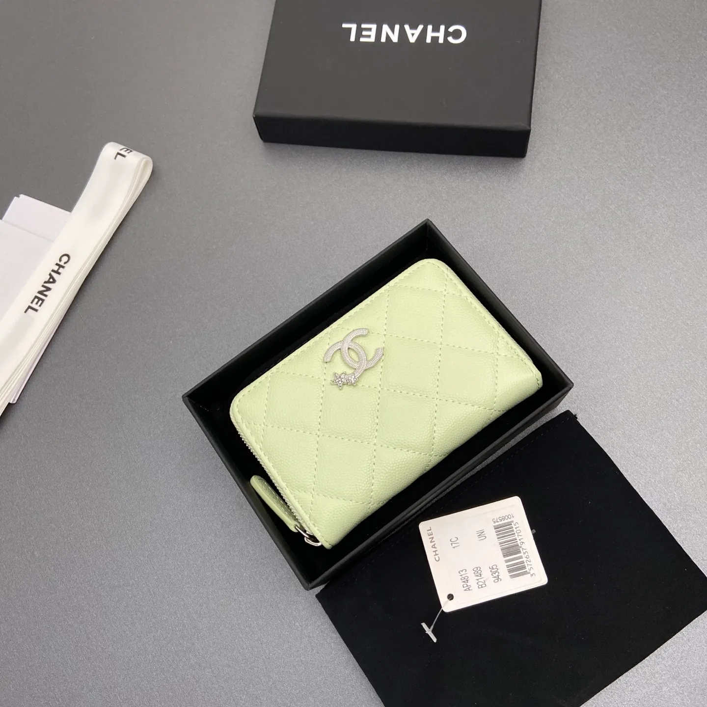 25b new series caviar cowhide with stars ⭐logo shiny blingblibg~zipper bag card bag series Item number: A 4813 Price: 380 Size: w13×h8.5×d2cm Color: light green fine ball pattern silver star hardware