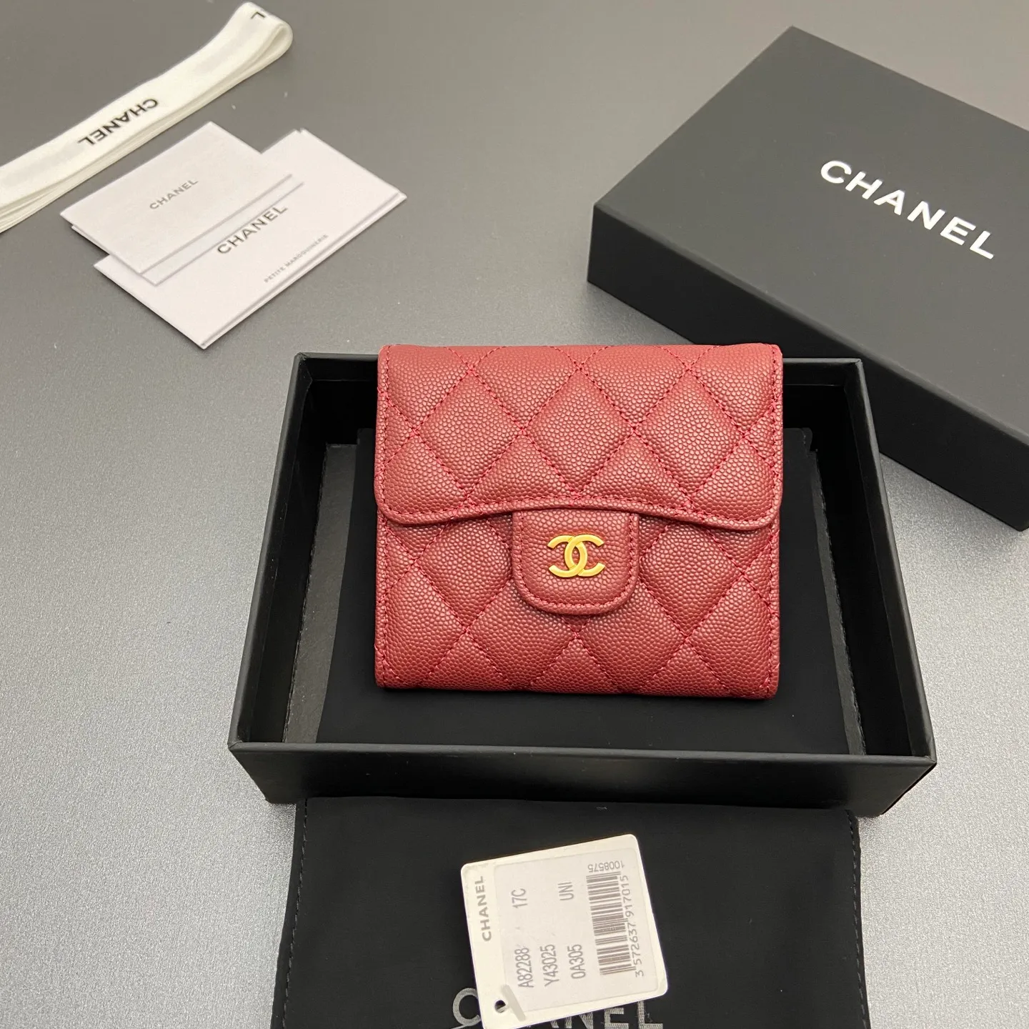 [Imported leather from Italy] ¥440 Special burgundy fine ball grain embossed leather Gold tone metal hardware 6 card slots 1 banknote compartment 1 coin zipper bag No.: 82288 Size: w10.5×h11.5×d3cm