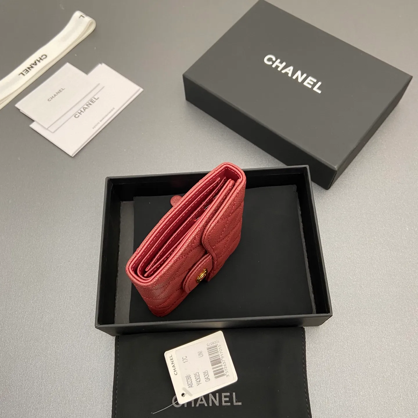 [Imported leather from Italy] ¥440 Special burgundy fine ball grain embossed leather Gold tone metal hardware 6 card slots 1 banknote compartment 1 coin zipper bag No.: 82288 Size: w10.5×h11.5×d3cm