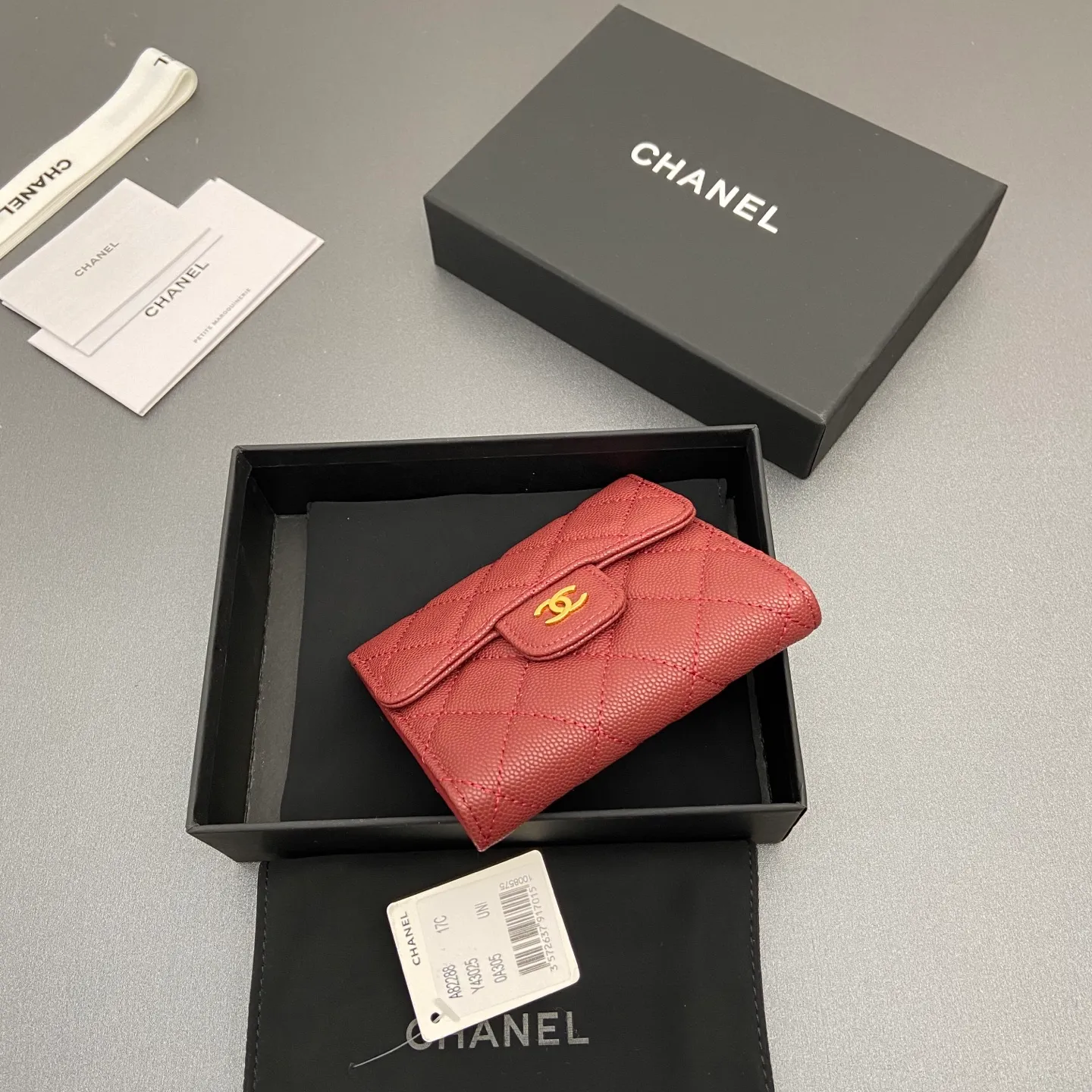 [Imported leather from Italy] ¥440 Special burgundy fine ball grain embossed leather Gold tone metal hardware 6 card slots 1 banknote compartment 1 coin zipper bag No.: 82288 Size: w10.5×h11.5×d3cm