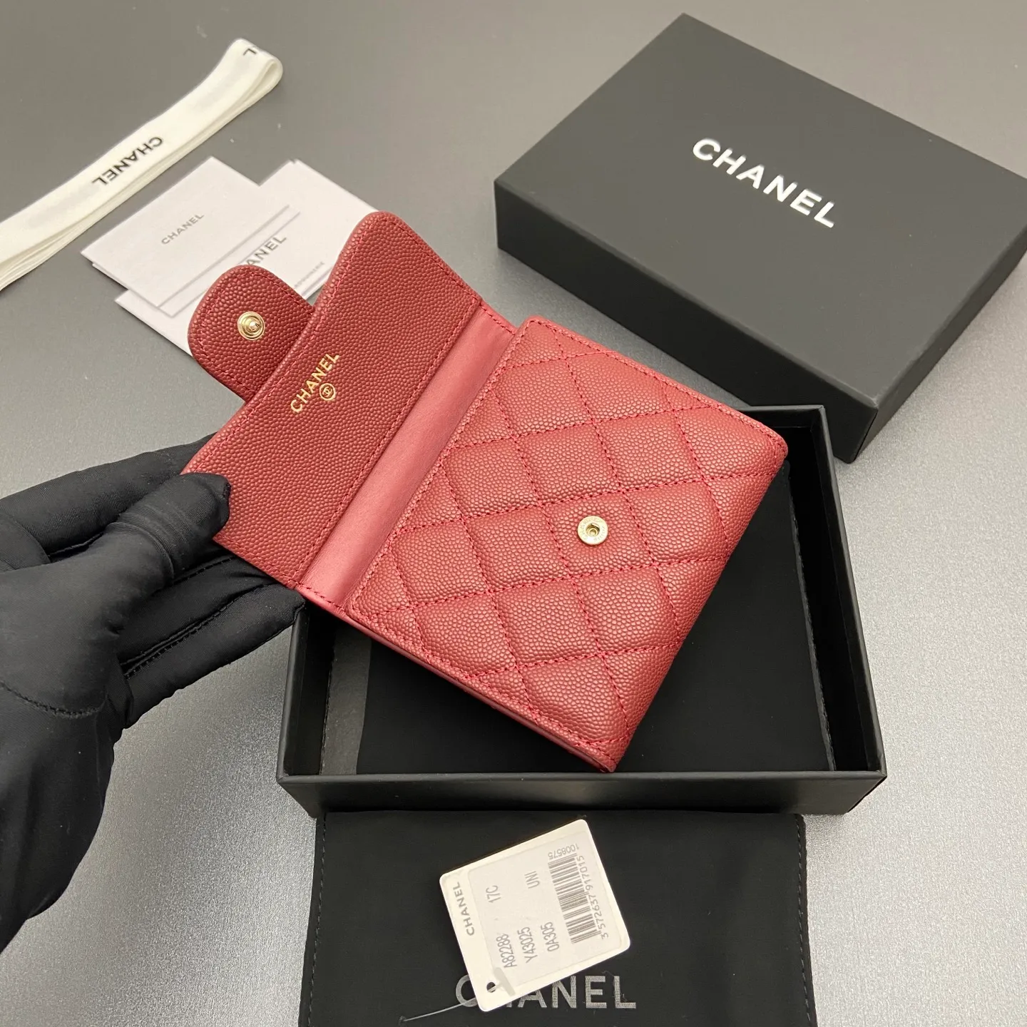 [Imported leather from Italy] ¥440 Special burgundy fine ball grain embossed leather Gold tone metal hardware 6 card slots 1 banknote compartment 1 coin zipper bag No.: 82288 Size: w10.5×h11.5×d3cm