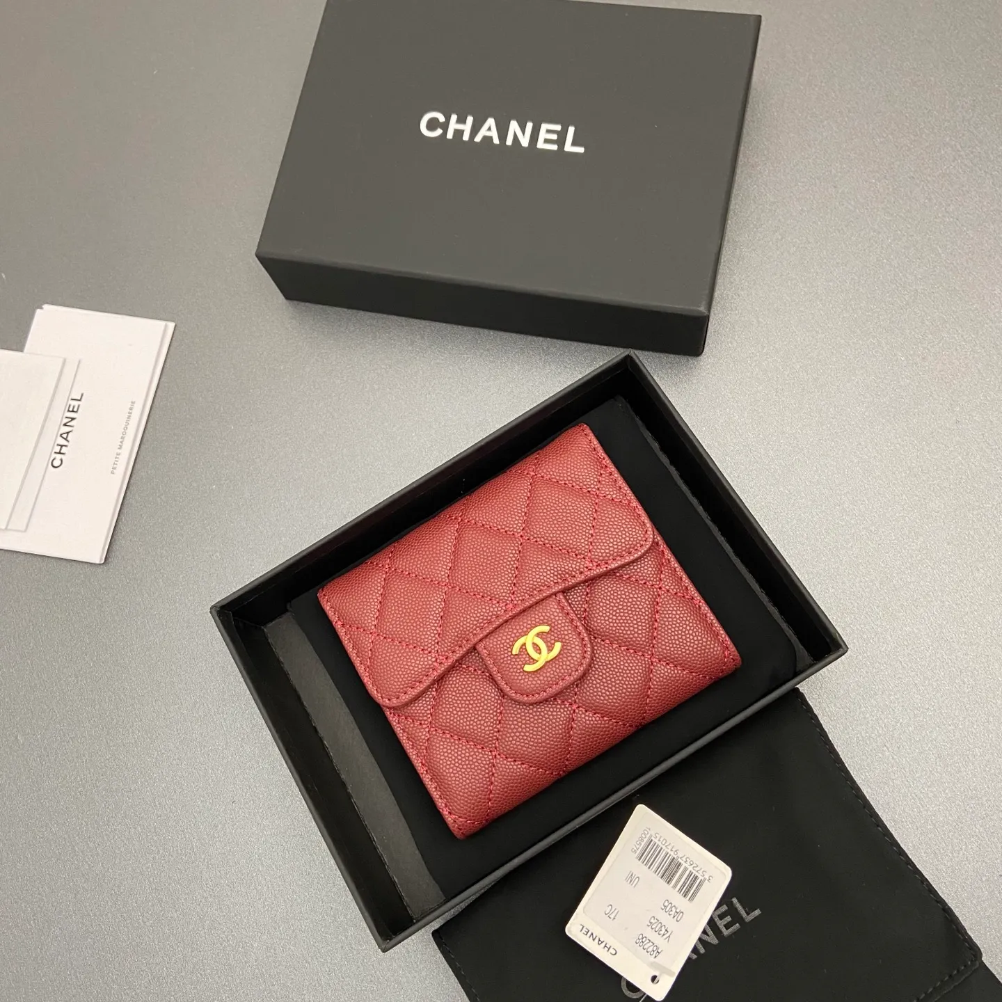 [Imported leather from Italy] ¥440 Special burgundy fine ball grain embossed leather Gold tone metal hardware 6 card slots 1 banknote compartment 1 coin zipper bag No.: 82288 Size: w10.5×h11.5×d3cm
