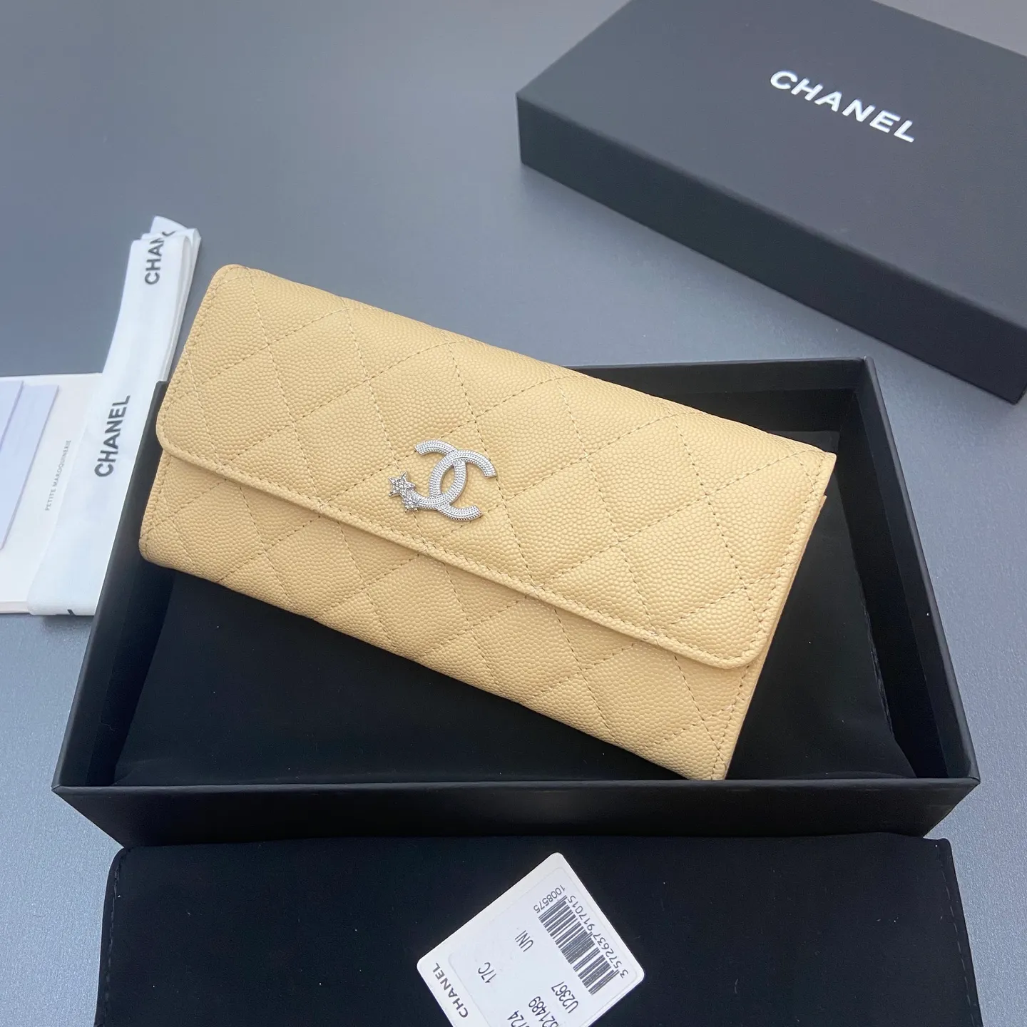 25b new series caviar cowhide with stars ⭐logo shiny blingblibg~ flip-top long clip wallet series apricot fine ball pattern silver star hardware 12 card slots, two banknote compartments two compartments, 1 zipper bag Price: 250 No.: 3724 Size: w19×h10×d3cm
