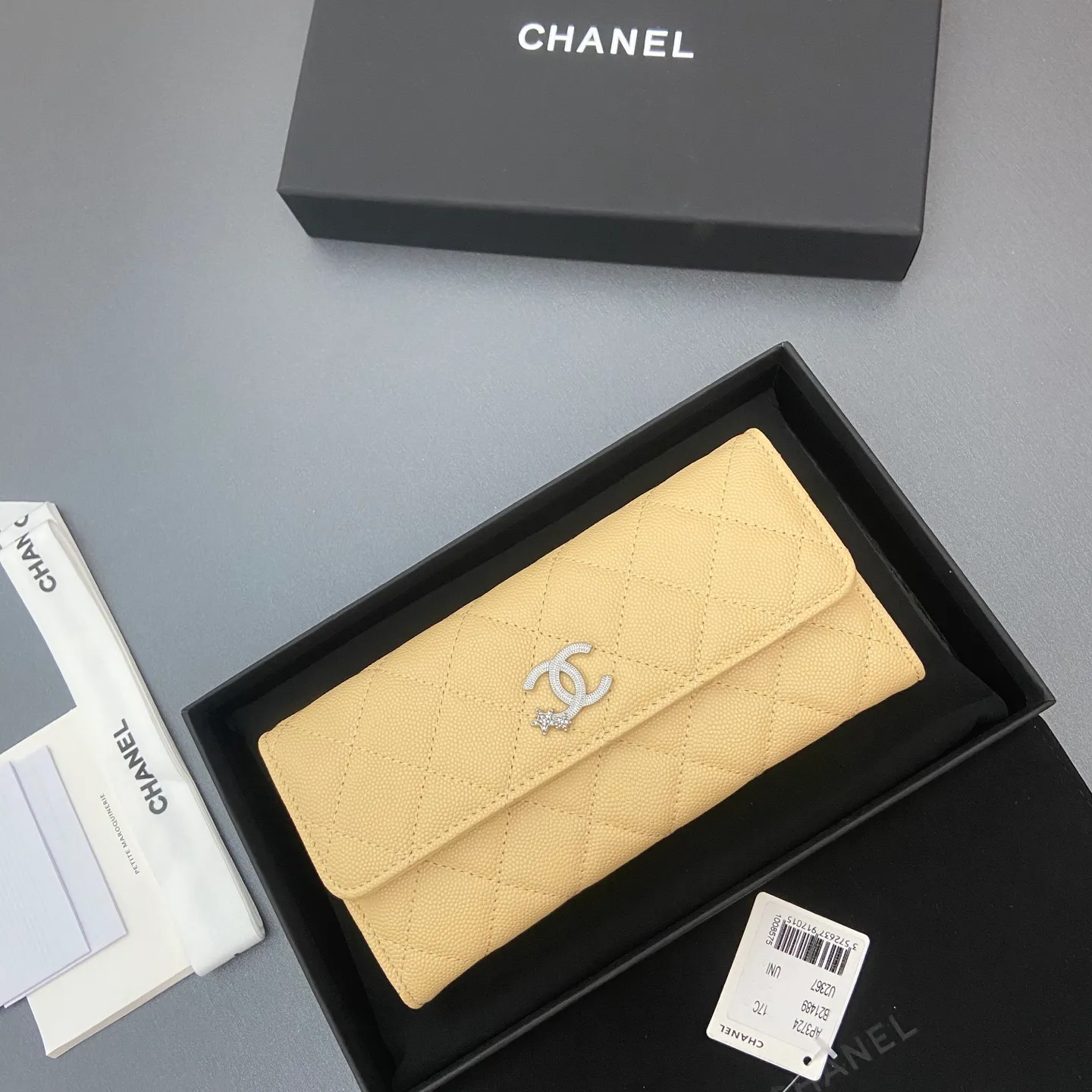 25b new series caviar cowhide with stars ⭐logo shiny blingblibg~ flip-top long clip wallet series apricot fine ball pattern silver star hardware 12 card slots, two banknote compartments two compartments, 1 zipper bag Price: 250 No.: 3724 Size: w19×h10×d3cm