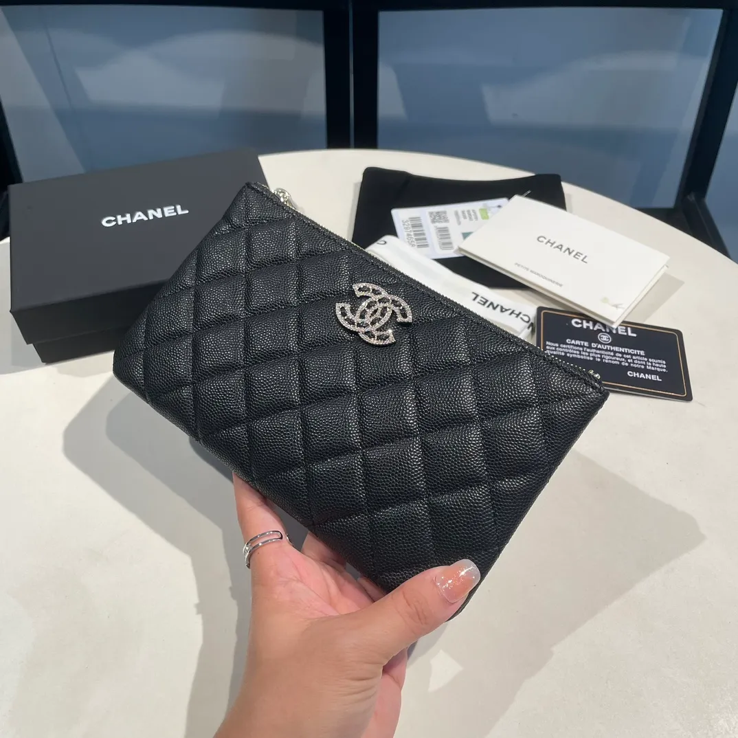 💰440😊 Upgraded version💋🆕In stock Ohanel 22 spring and summer series Fine ball grained cowhide with rhinestone buckle Small clutch bag I cried so beautifully 😭New art Double C diamond buckle piercing the leather The rhinestone buckle attracted me very much. Anyway, the diamonds are really good-looking, so I bought it! Comes with a complete set of packaging 2708🍃size: 20*12