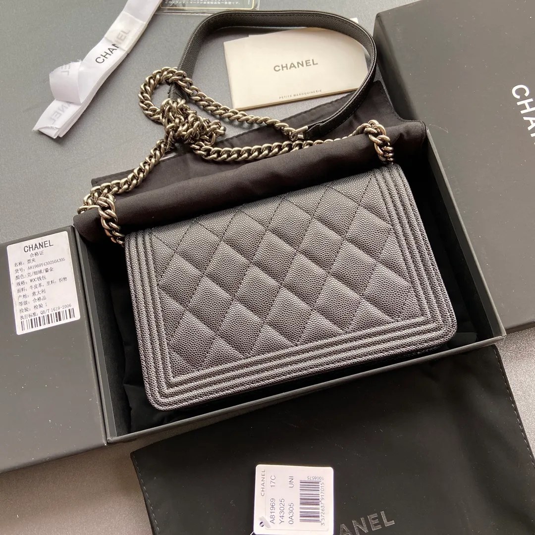Woc series 𝑺𝒊𝒛𝒆: 19.5cm💰760 💌Fashion and classic are integrated, never out of date. Leather: Original imported black fine ball grain cowhide Hardware: All steel ancient silver Size: w19.5×h13×d3.5 Model: 81969