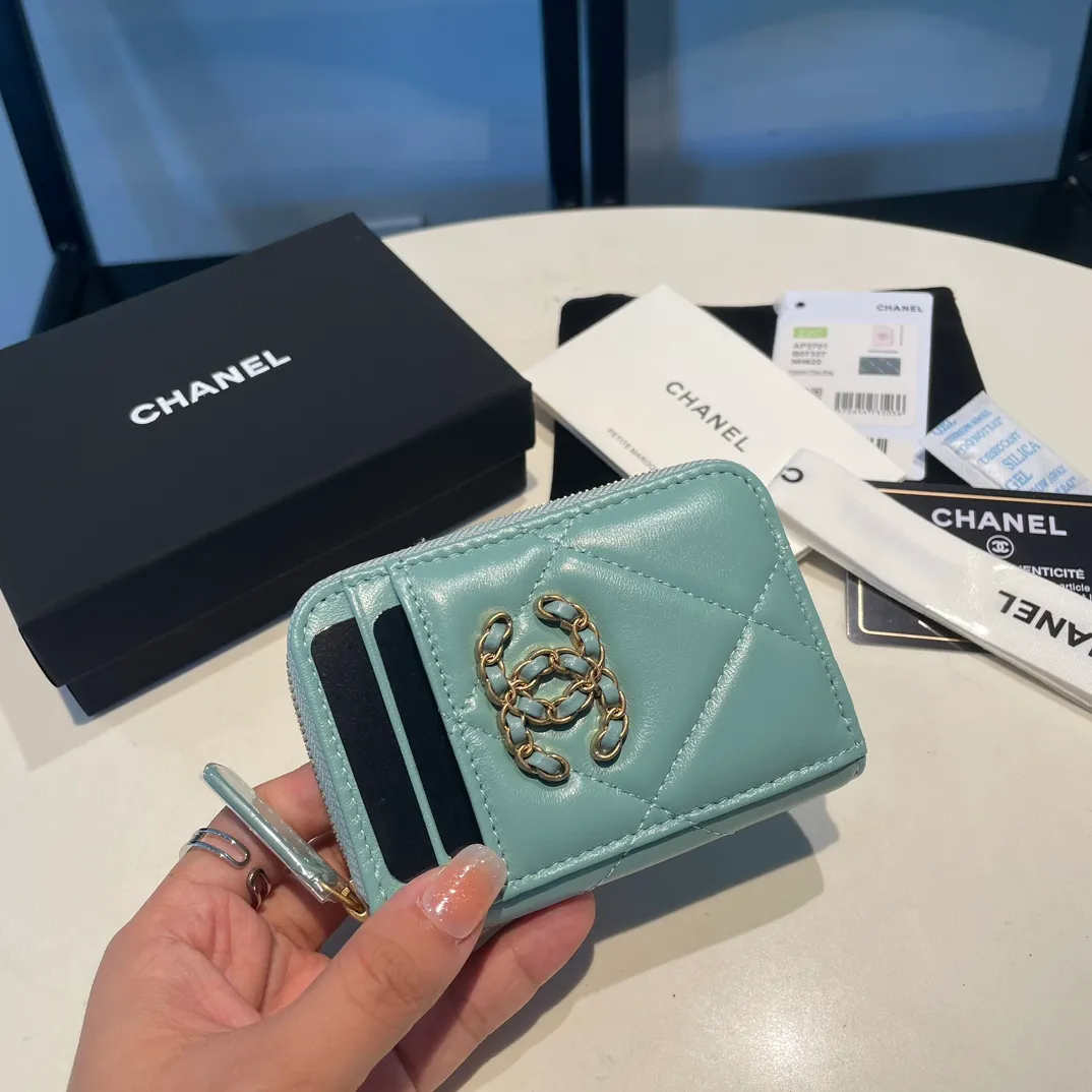 💰320😊Upgraded version💋🆕Ohanel new color🆕The latest zipper card holder with multiple card slots. The texture of goatskin is unparalleled. 😼The 19 series that is mainly recommended this season is a big rhombus with a strong retro style. I want to buy every color🧸 The logo is eye-catching and unique, the goatskin has a faint luster, and the temperament instantly ups and downs❣The fashionable style and style are also jointly created by Karl and Viard. The first series launched by the new artistic director will be a key recommendation of the brand from this year to next year, conveying the essence of the brand, with a full set of packaging 2701🍃size: 7.5*11cm