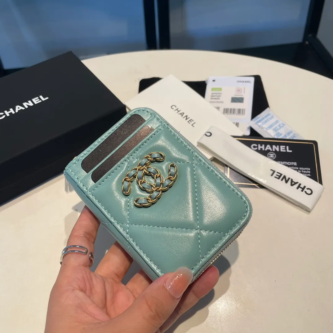 💰320😊Upgraded version💋🆕Ohanel new color🆕The latest zipper card holder with multiple card slots. The texture of goatskin is unparalleled. 😼The 19 series that is mainly recommended this season is a big rhombus with a strong retro style. I want to buy every color🧸 The logo is eye-catching and unique, the goatskin has a faint luster, and the temperament instantly ups and downs❣The fashionable style and style are also jointly created by Karl and Viard. The first series launched by the new artistic director will be a key recommendation of the brand from this year to next year, conveying the essence of the brand, with a full set of packaging 2701🍃size: 7.5*11cm