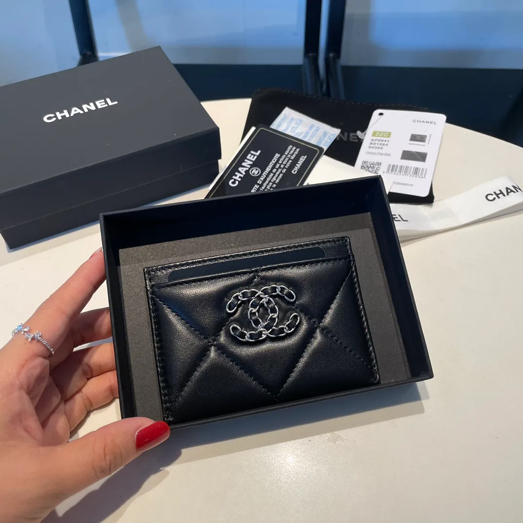 💰260😊Upgraded version💋🆕Ohanel new color🆕The latest thin card holder, the texture of goatskin is invincible 😼The 19 series that is the main promotion this season is the big rhombus, with a strong retro style👝, I want to buy every color🧸 The logo is eye-catching and unique, the goatskin has a faint luster, and the temperament instantly ups and downs❣The fashionable style and style are also jointly created by Karl and Viard. The first series launched by the new artistic director will be a key recommendation of the brand from this year to next year, conveying the essence of the brand, with a full set of packaging 0941🍃size: 7.5*11cm