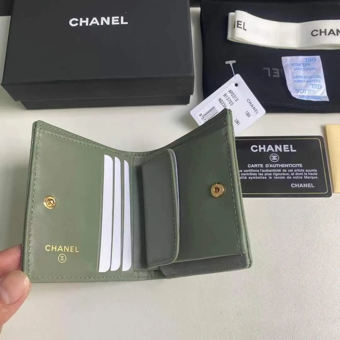400💰New product❤️❤️❤️Half-fold short wallet has arrived💕This kind of wallet is more practical, has many card slots and long compartments¥Model No. 0315 Size 12x12x3 chips.