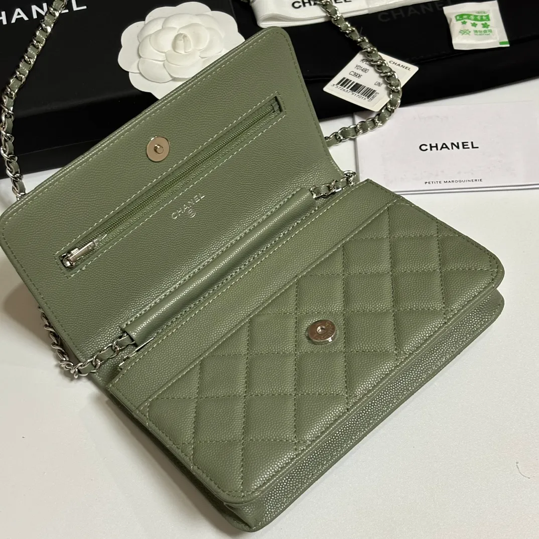 💰640 upgraded version of CHANE WOC chain bag💦Model number Ap500! ! ! Different from the previous classics, the current model uses suction buckles, which is more convenient.... One piece of leather to the end [Color] [Color] [Color] Top leather hardware, original quality! The details are so beautiful and the complete package! Size 19.5*12*3.5cm