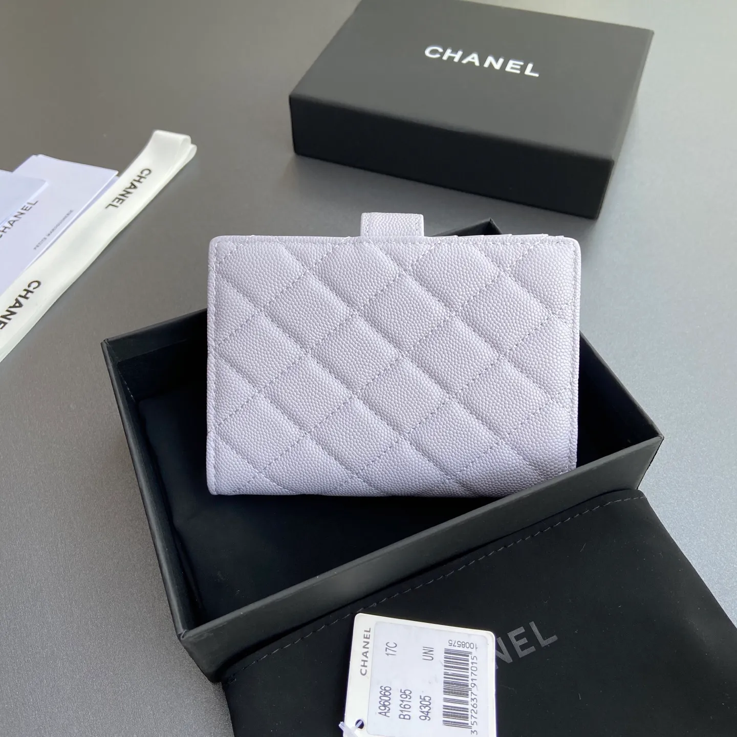 [Special grade hardware original leather] ¥440 Xiaoxiang passport holder series Quilted with iconic metal logo Gold tone metal hardware, special Italian imported leather 4 card slots, 1 small zipper pocket. 1 banknote compartment, 1 passport holder card slot No.: 96066 Light purple fine ball gold Size: w10×h14×d2cm