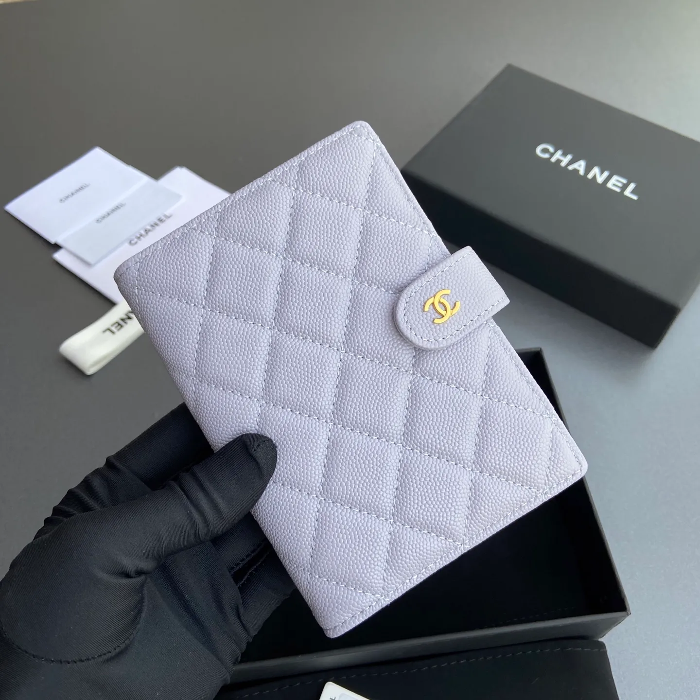 [Special grade hardware original leather] ¥440 Xiaoxiang passport holder series Quilted with iconic metal logo Gold tone metal hardware, special Italian imported leather 4 card slots, 1 small zipper pocket. 1 banknote compartment, 1 passport holder card slot No.: 96066 Light purple fine ball gold Size: w10×h14×d2cm