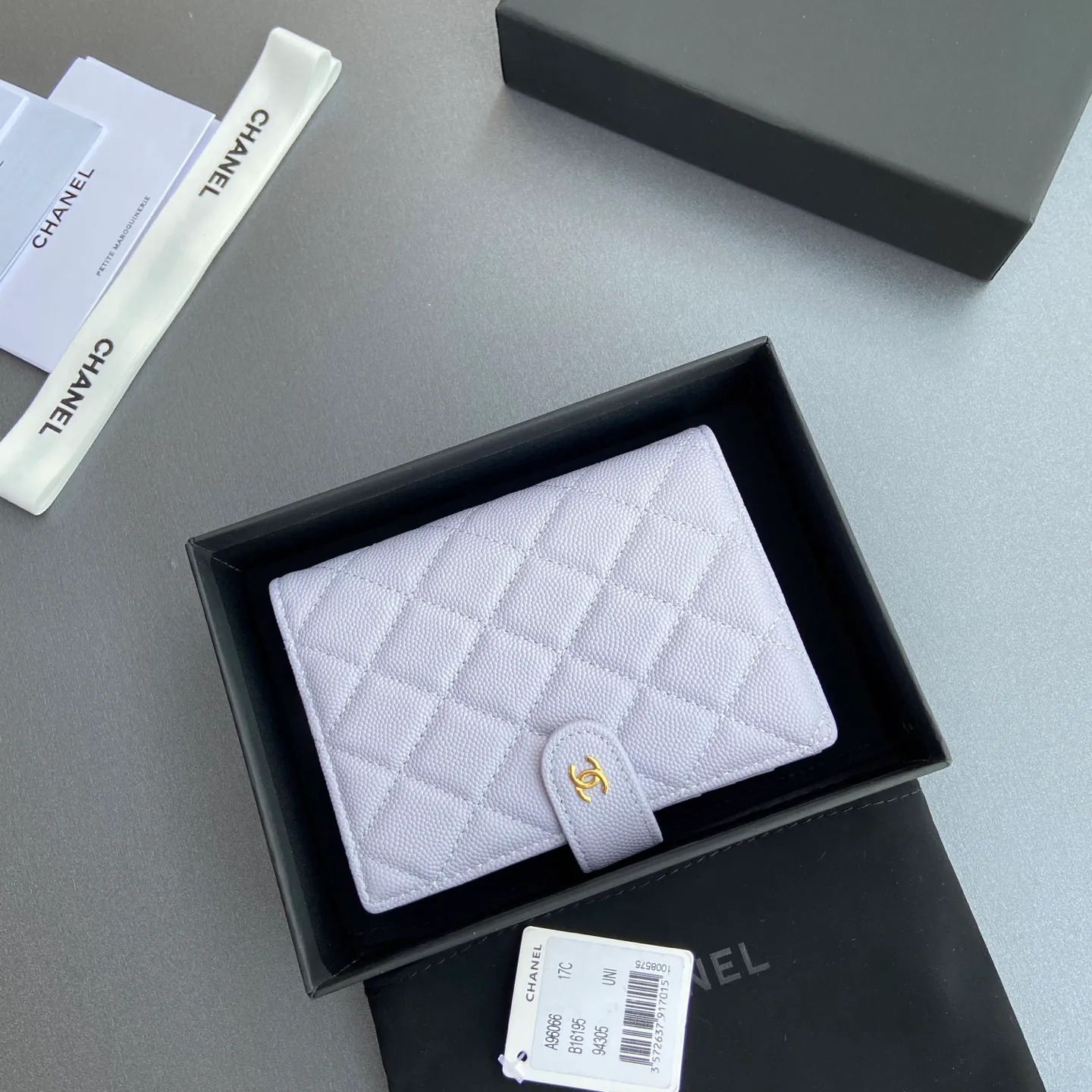 [Special grade hardware original leather] ¥440 Xiaoxiang passport holder series Quilted with iconic metal logo Gold tone metal hardware, special Italian imported leather 4 card slots, 1 small zipper pocket. 1 banknote compartment, 1 passport holder card slot No.: 96066 Light purple fine ball gold Size: w10×h14×d2cm