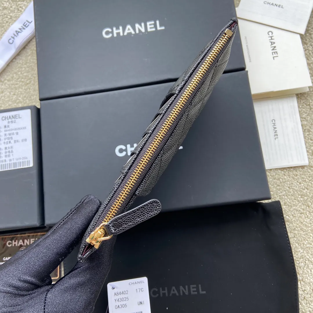 Xiaoxiang imported Italian grained calfskin Item number: A84402 Price: 400 Size: w19.5×h10×d3 Color: black ball pattern gold steel mark Can be used to hold mobile phone card holder and change