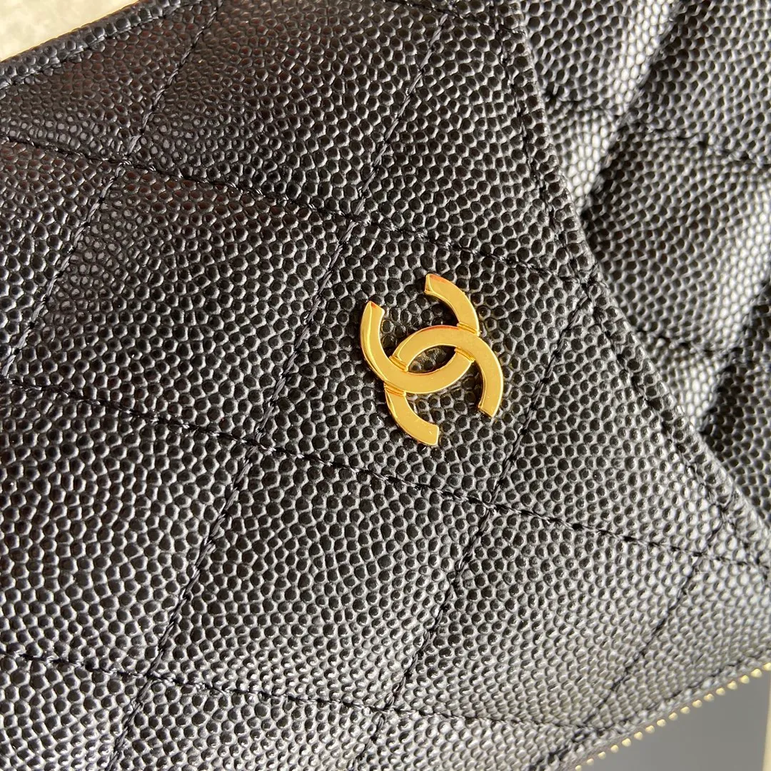Xiaoxiang imported Italian grained calfskin Item number: A84402 Price: 400 Size: w19.5×h10×d3 Color: black ball pattern gold steel mark Can be used to hold mobile phone card holder and change