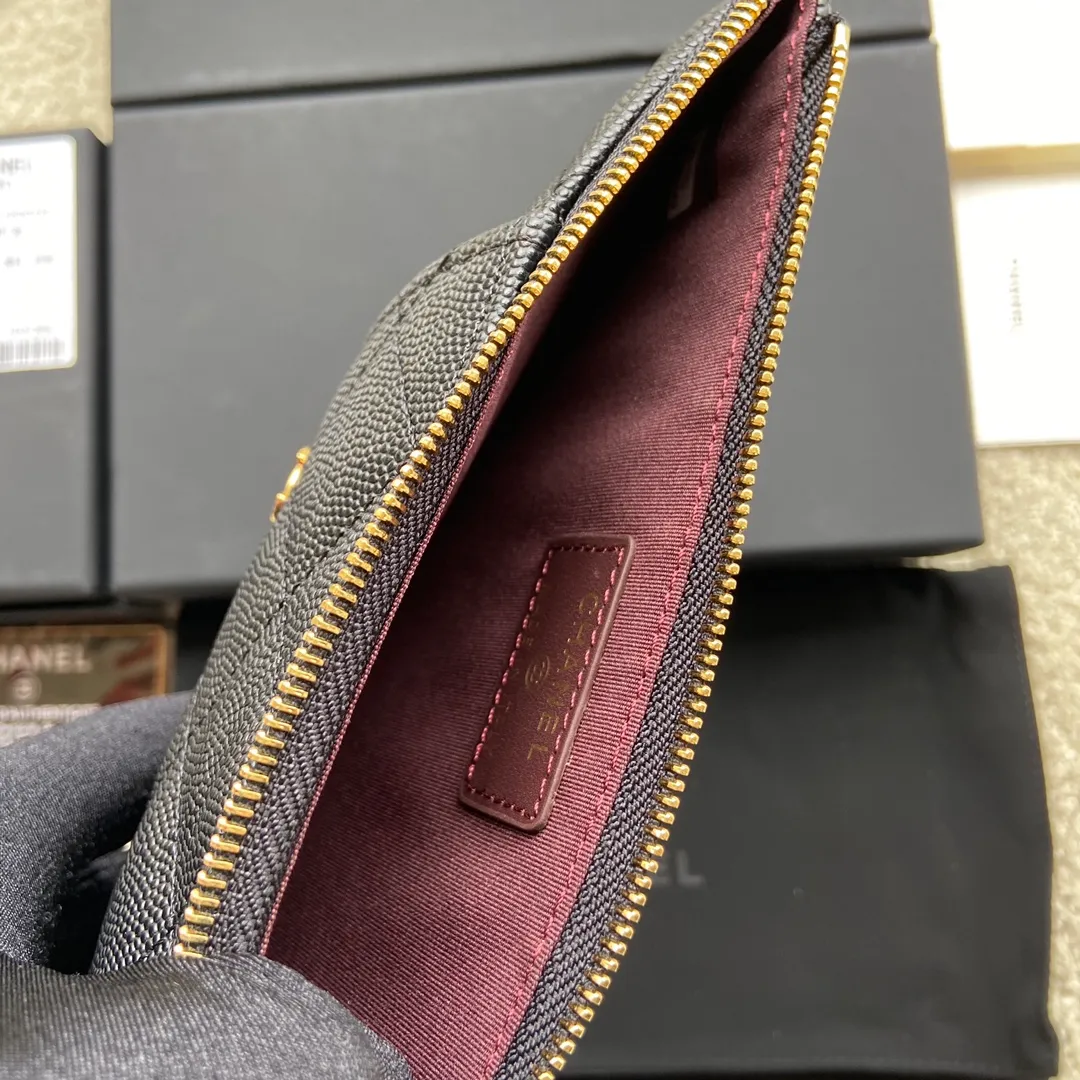 Xiaoxiang imported Italian grained calfskin Item number: A84402 Price: 400 Size: w19.5×h10×d3 Color: black ball pattern gold steel mark Can be used to hold mobile phone card holder and change