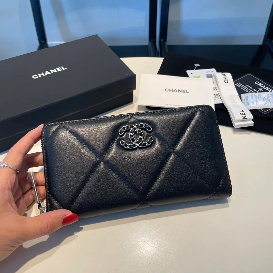 💰580😊 Upgraded version💋🆕 Ohanel new color🆕The latest long zipper wallet, the texture of goatskin is unparalleled 😼The 19 series that is the main promotion this season is the big rhombus, with a strong retro style👝 I want to buy every color🧸 The logo is eye-catching and unique, the goatskin has a light luster, and the temperament is instantly upupup❣The fashionable style and style are also jointly created by Karl and Viard. The first series launched by the new artistic director will be a key recommendation of the brand from this year to next year, conveying the essence of the brand, with a full set of packaging 0946🍃size: 19.5*10.5cm