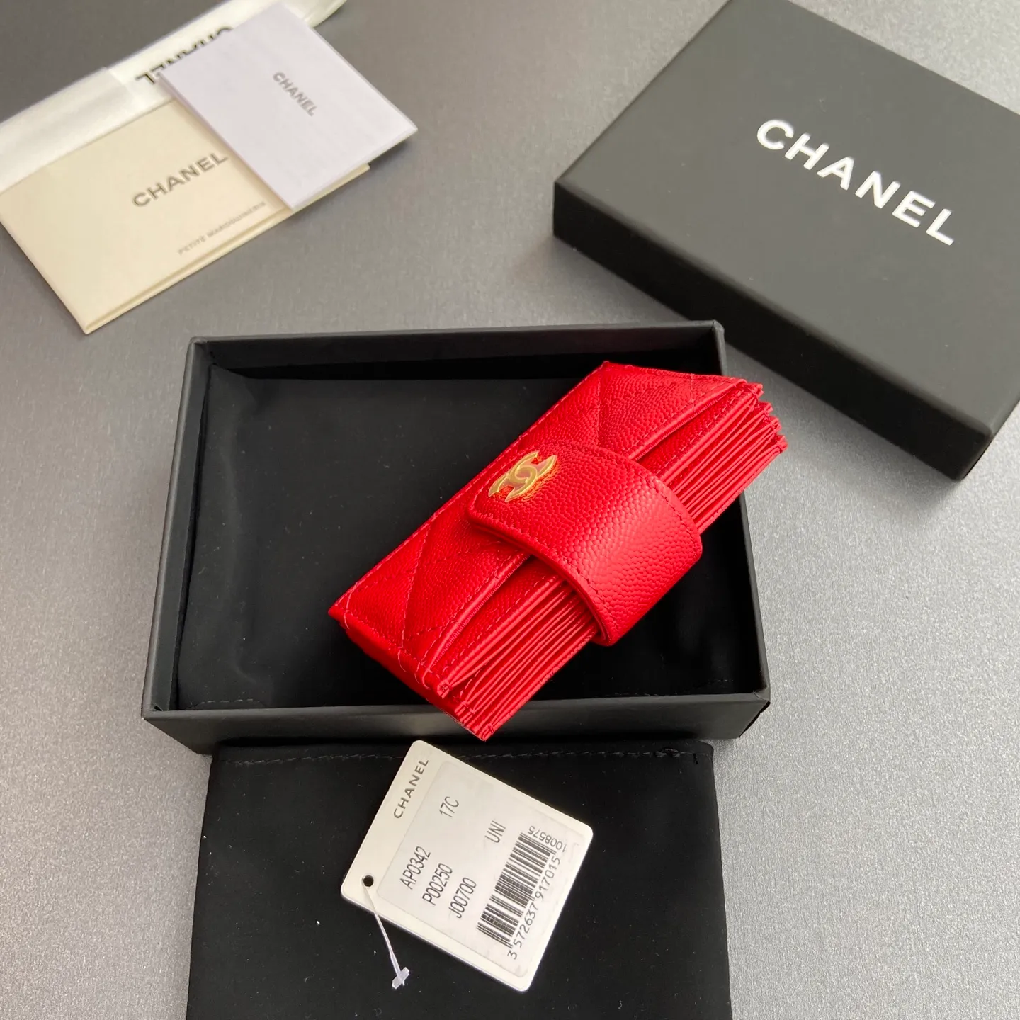 [Special grade hardware original leather] ¥400 Small fragrant organ multi-card slot card holder series with iconic metal logo Gold tone metal hardware, special Italian imported leather 6 card slots No.: 0342 Big red fine ball pattern golden steel mark Size: w10×h6×2cm
