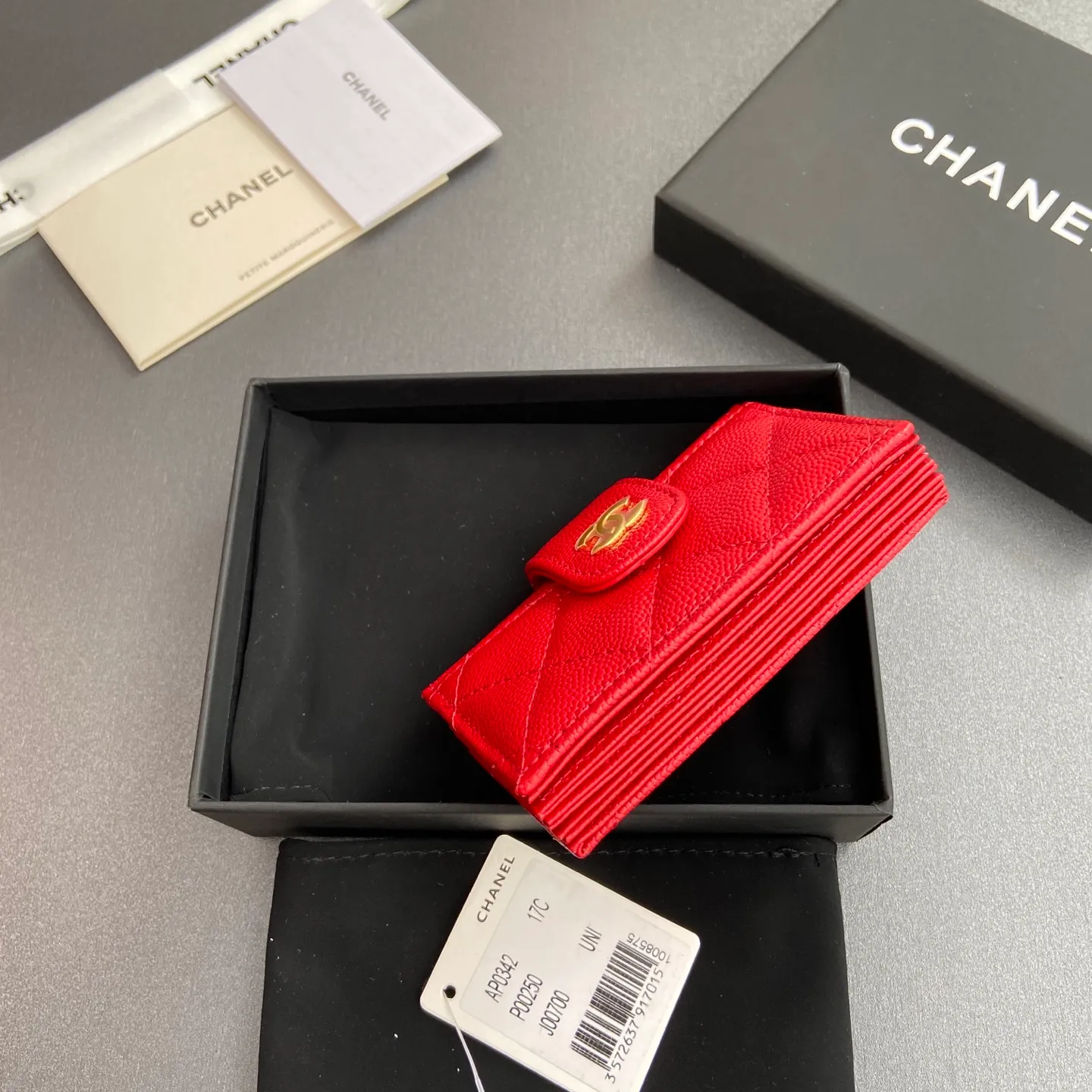 [Special grade hardware original leather] ¥400 Small fragrant organ multi-card slot card holder series with iconic metal logo Gold tone metal hardware, special Italian imported leather 6 card slots No.: 0342 Big red fine ball pattern golden steel mark Size: w10×h6×2cm
