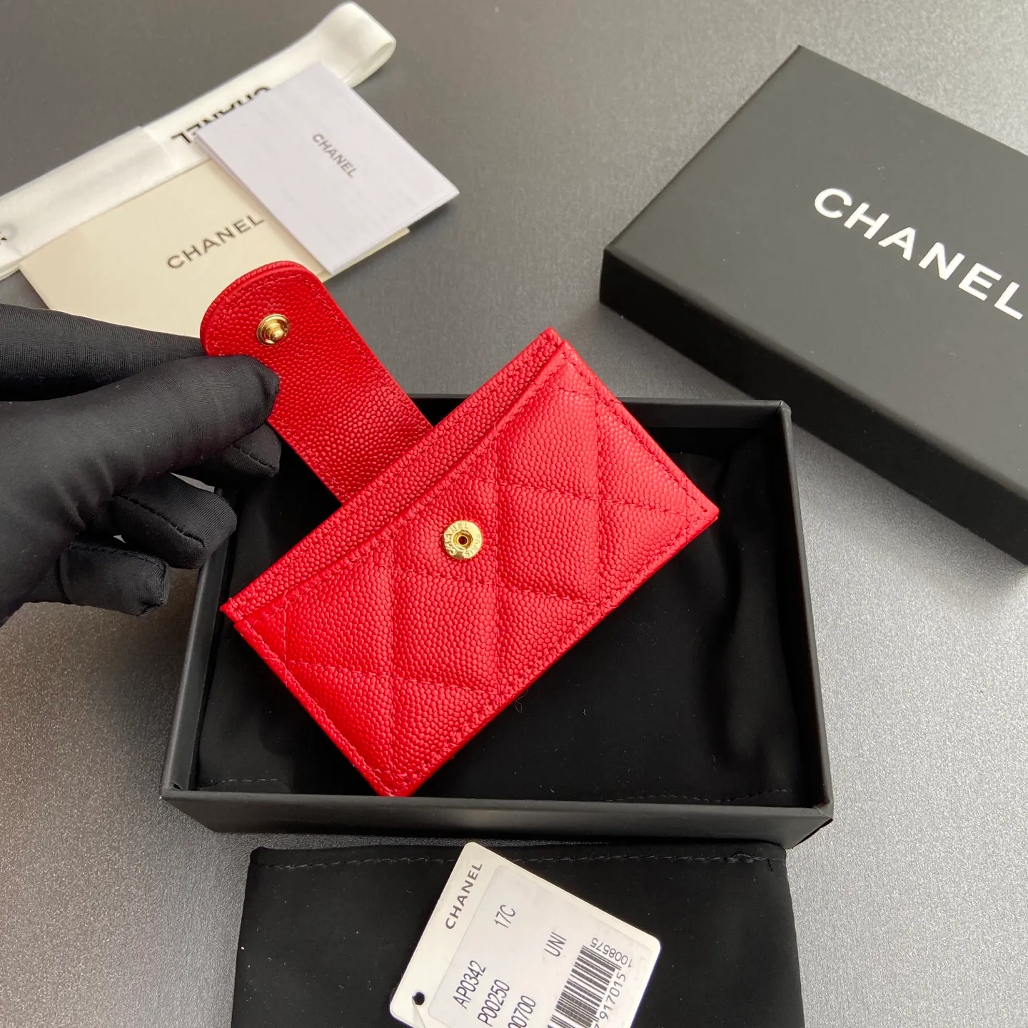 [Special grade hardware original leather] ¥400 Small fragrant organ multi-card slot card holder series with iconic metal logo Gold tone metal hardware, special Italian imported leather 6 card slots No.: 0342 Big red fine ball pattern golden steel mark Size: w10×h6×2cm