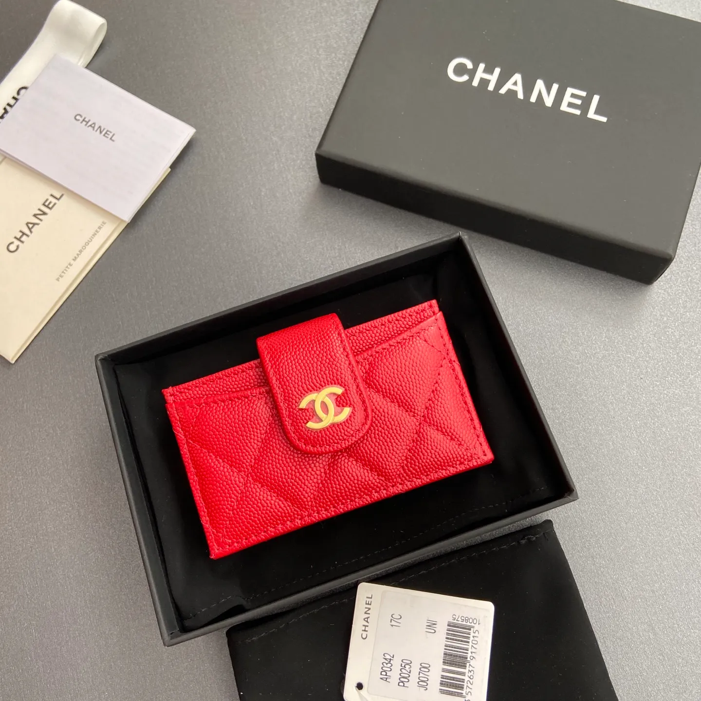 [Special grade hardware original leather] ¥400 Small fragrant organ multi-card slot card holder series with iconic metal logo Gold tone metal hardware, special Italian imported leather 6 card slots No.: 0342 Big red fine ball pattern golden steel mark Size: w10×h6×2cm