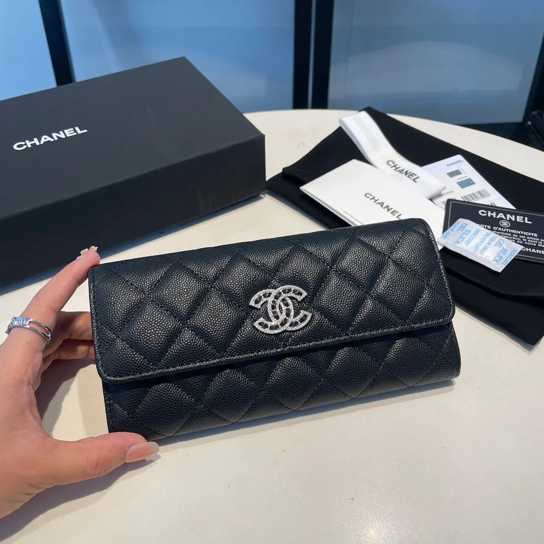 💰580😊 Upgraded version💋🆕In stock In stock Ohanel 22 spring and summer series rhinestone buckle fine ball grain cowhide long snap wallet, so beautiful that I cried😭New art double c diamond buckle through leather. The rhinestone buckle is very attractive to me, anyway, the diamond is really good-looking, so I bought it! Comes with complete packaging 2715🍃size: 19*10cm