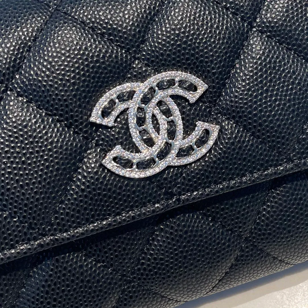 💰580😊 Upgraded version💋🆕In stock In stock Ohanel 22 spring and summer series rhinestone buckle fine ball grain cowhide long snap wallet, so beautiful that I cried😭New art double c diamond buckle through leather. The rhinestone buckle is very attractive to me, anyway, the diamond is really good-looking, so I bought it! Comes with complete packaging 2715🍃size: 19*10cm
