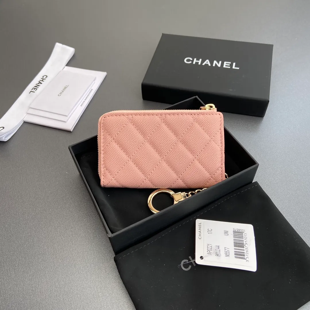 [Special grade hardware original leather] 💰320 Xiaoxiang small zipper bag card holder series Hook chain quilted card holder with iconic metal logo Gold tone metal hardware, special Italian imported leather 1 card slot wallet bag, 1 hook chain Number: 0221 Pink ball light gold Size: w11.5×h7.5×1.5cm