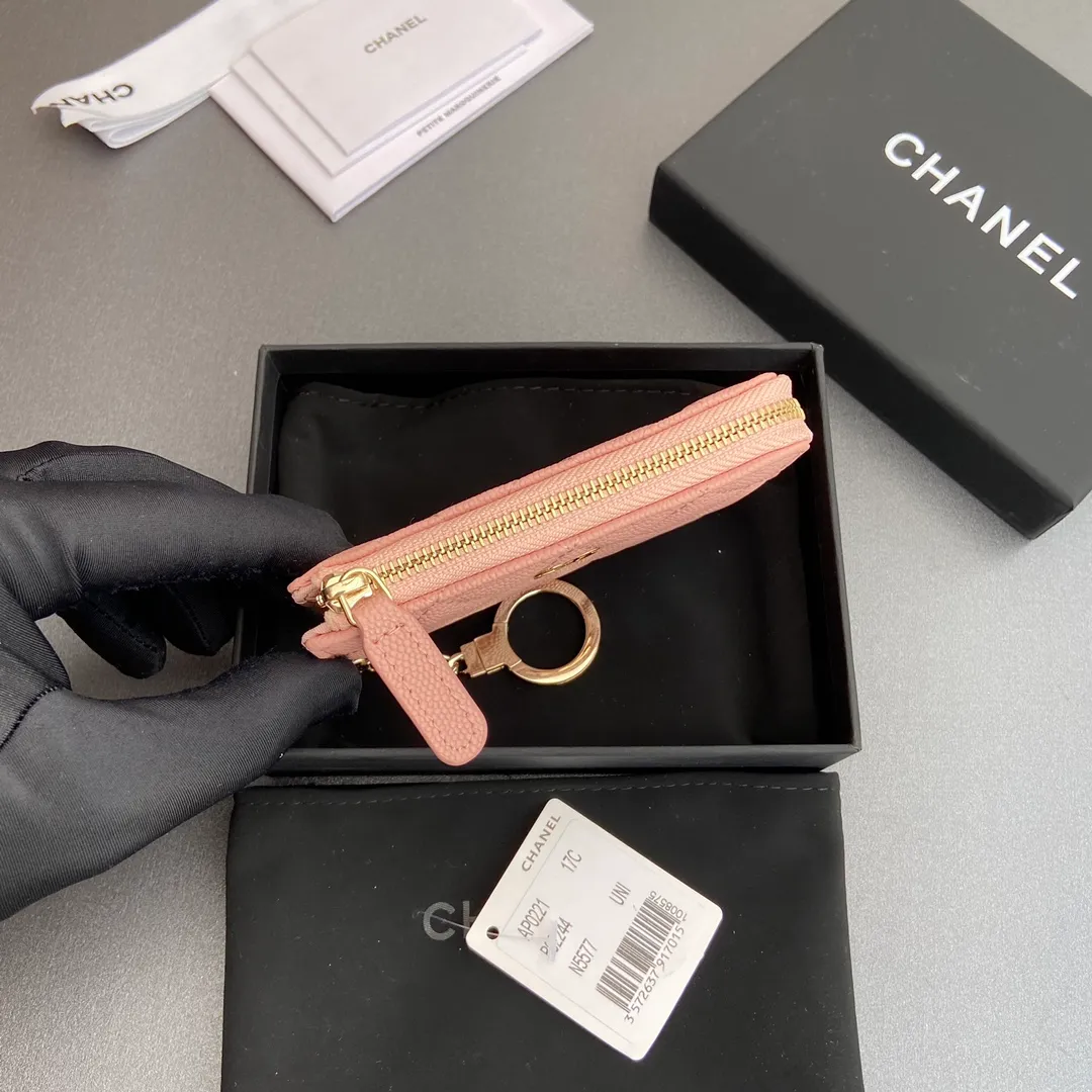 [Special grade hardware original leather] 💰320 Xiaoxiang small zipper bag card holder series Hook chain quilted card holder with iconic metal logo Gold tone metal hardware, special Italian imported leather 1 card slot wallet bag, 1 hook chain Number: 0221 Pink ball light gold Size: w11.5×h7.5×1.5cm