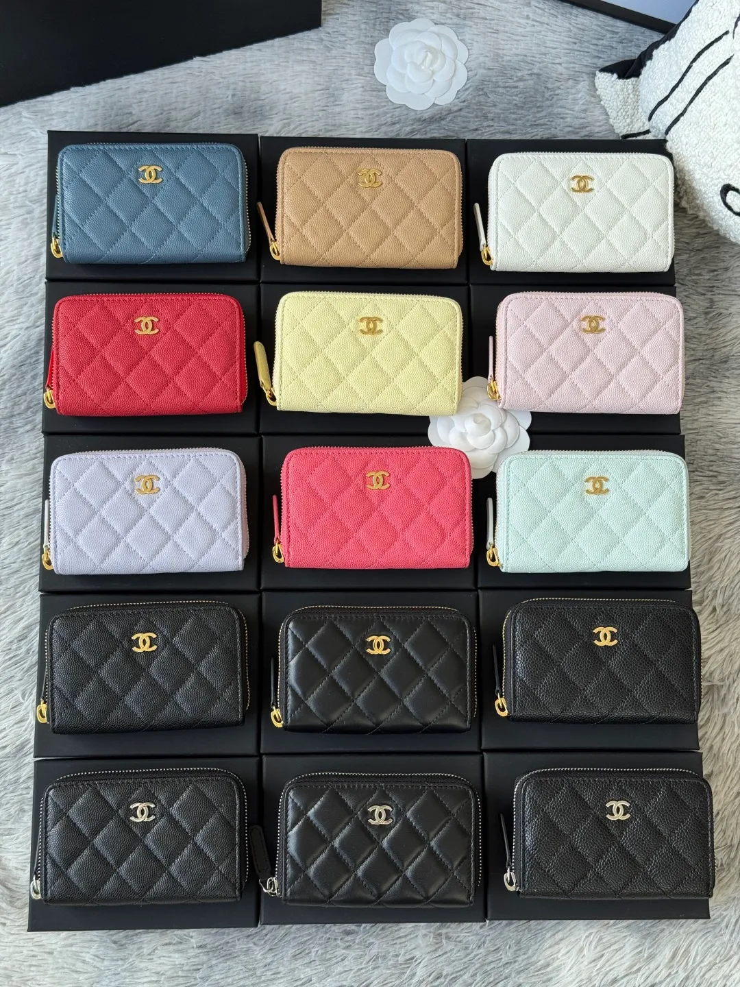 Finally arrived. Number: 3686 collection. Fifteen colors. Chanel 25c zipper bag. Large size. Zipper inside.