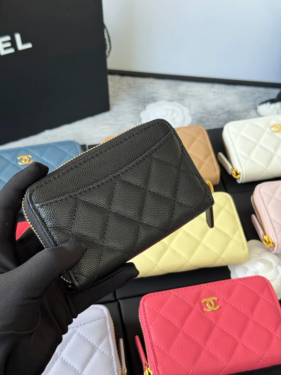 Finally arrived. Number: 3686 collection. Fifteen colors. Chanel 25c zipper bag. Large size. Zipper inside.