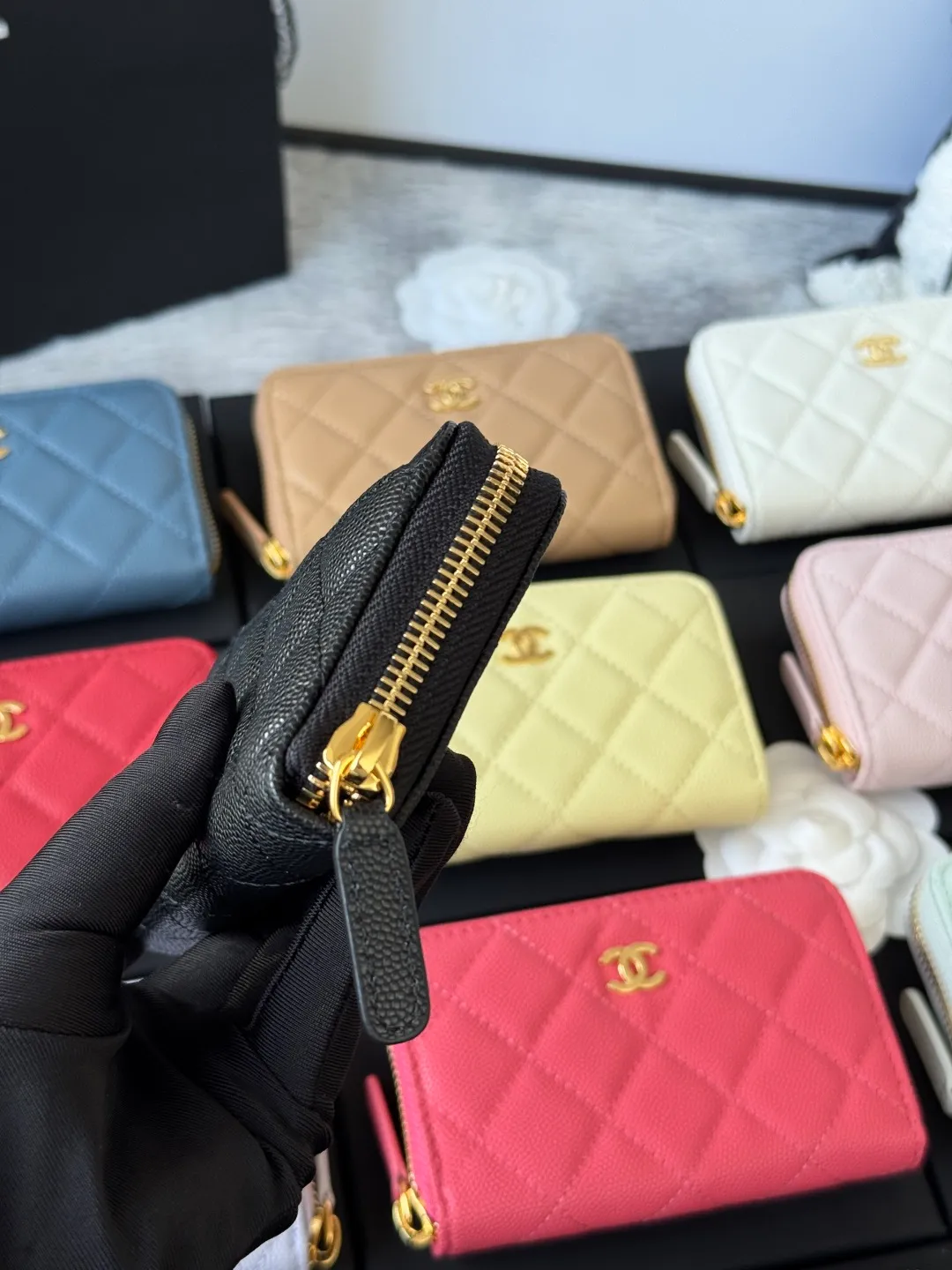 Finally arrived. Number: 3686 collection. Fifteen colors. Chanel 25c zipper bag. Large size. Zipper inside.
