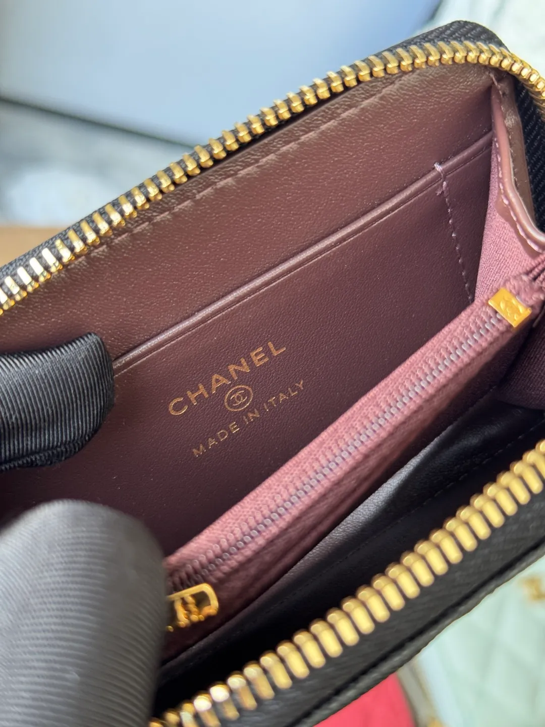 Finally arrived. Number: 3686 collection. Fifteen colors. Chanel 25c zipper bag. Large size. Zipper inside.