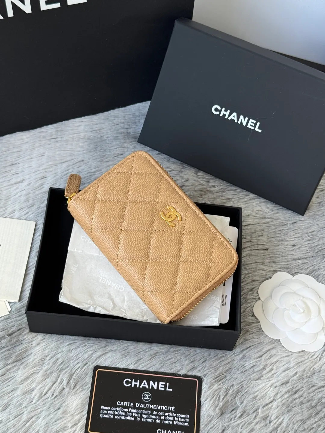 Finally arrived. Number: 3686 collection. Fifteen colors. Chanel 25c zipper bag. Large size. Zipper inside.