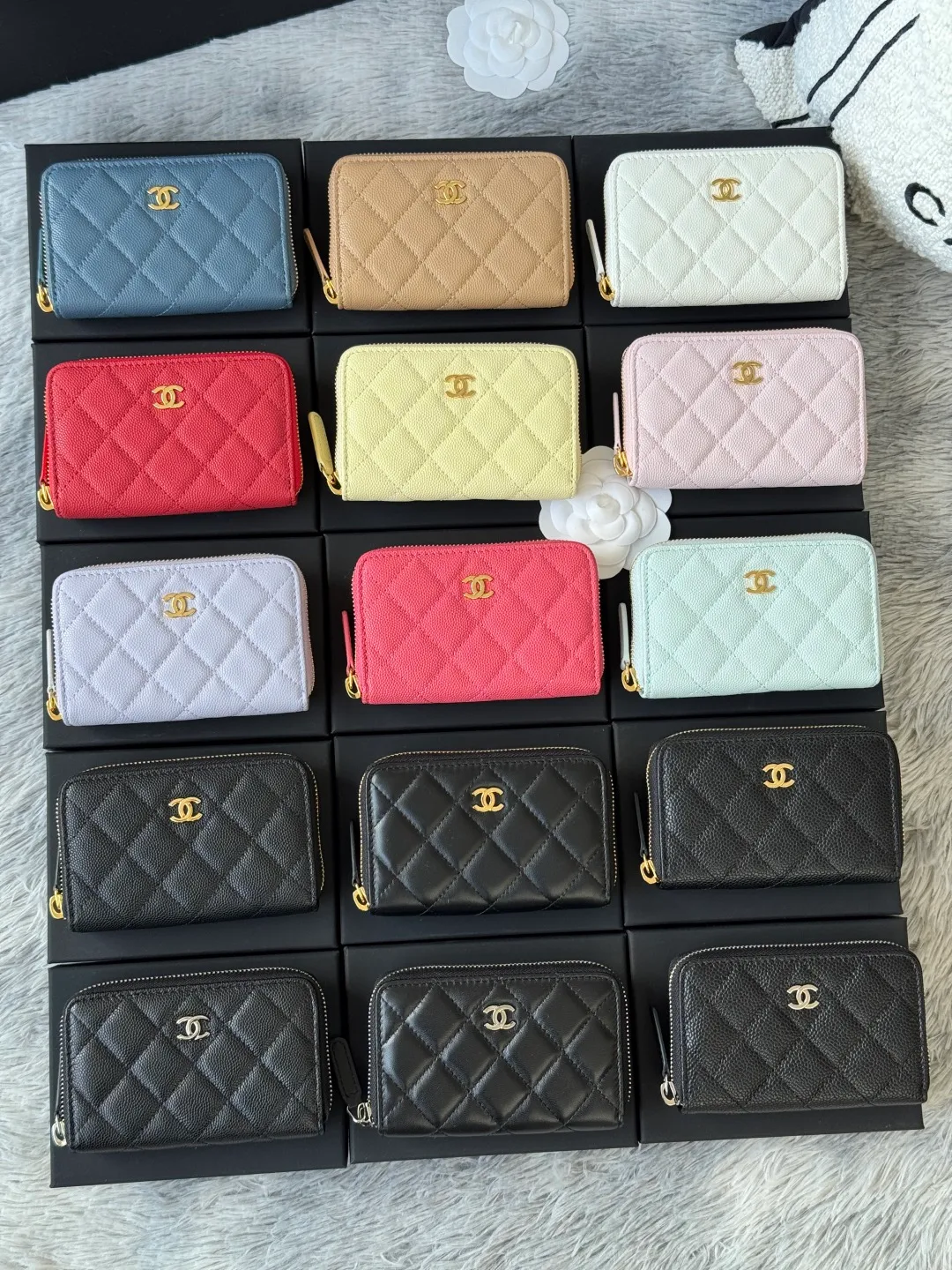 Finally arrived. Number: 3686 collection. Fifteen colors. Chanel 25c zipper bag. Large size. Zipper inside.