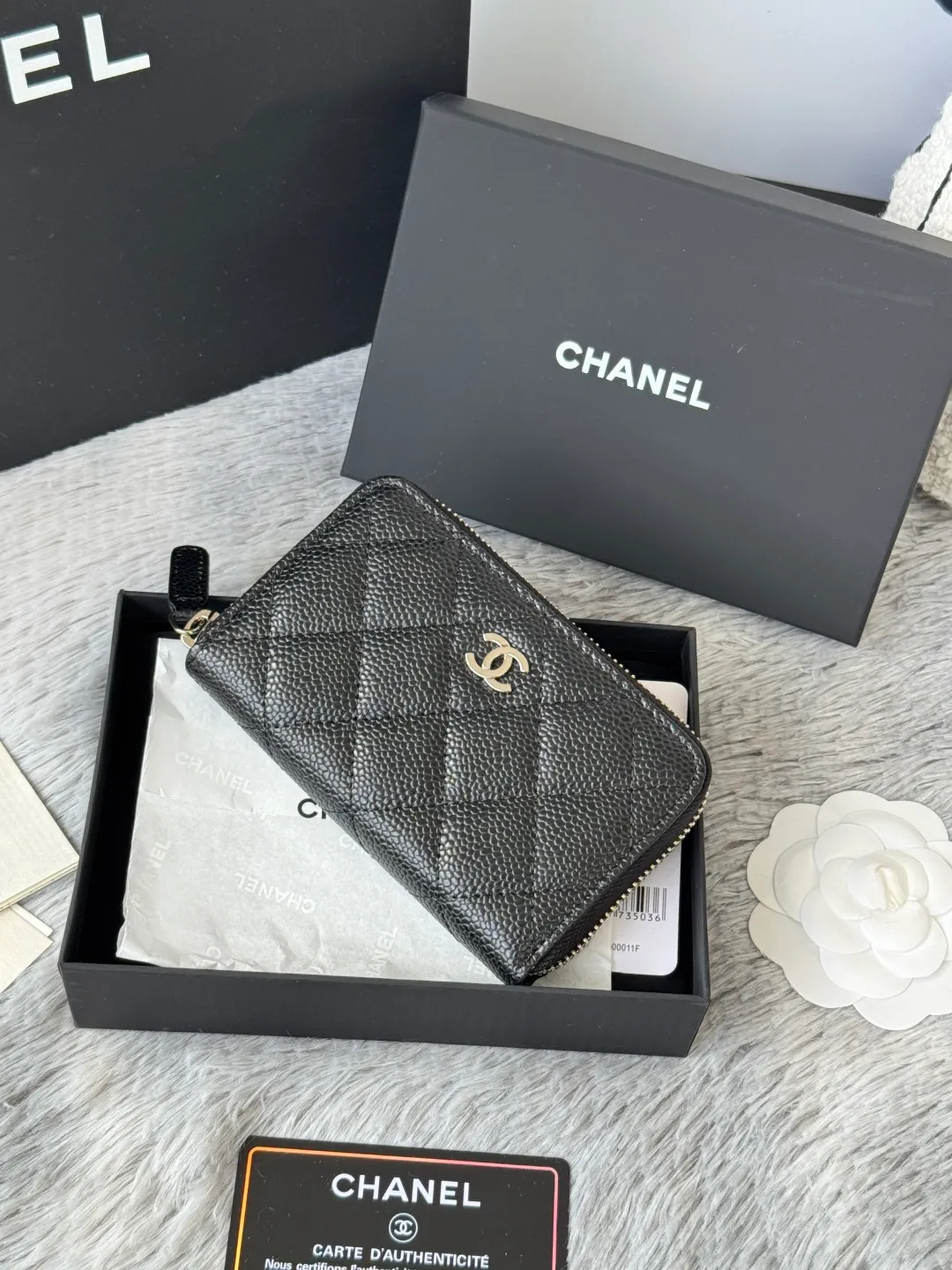 Finally arrived. Number: 3686 collection. Fifteen colors. Chanel 25c zipper bag. Large size. Zipper inside.