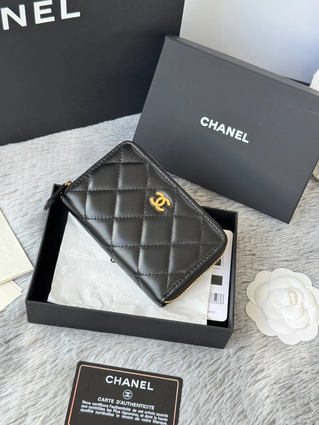 Finally arrived. Number: 3686 collection. Fifteen colors. Chanel 25c zipper bag. Large size. Zipper inside.