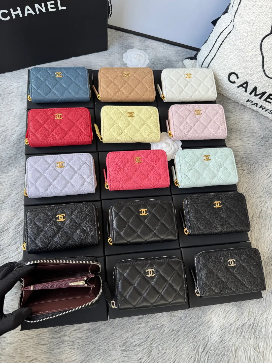 Finally arrived. Number: 3686 collection. Fifteen colors. Chanel 25c zipper bag. Large size. Zipper inside.