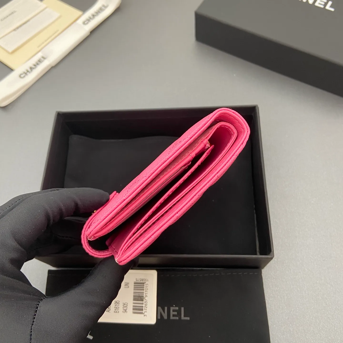 [Premium Hardware Original Leather] ¥440 Xiaoxiang Passport Holder Series Quilted with iconic metal logo Gold tone metal hardware, special Italian imported leather 4 card slots, 1 small zipper pocket. 1 banknote compartment, 1 passport holder card slot No.: 96066 Plum red thin ball gold buckle Size: w10×h14×d2cm