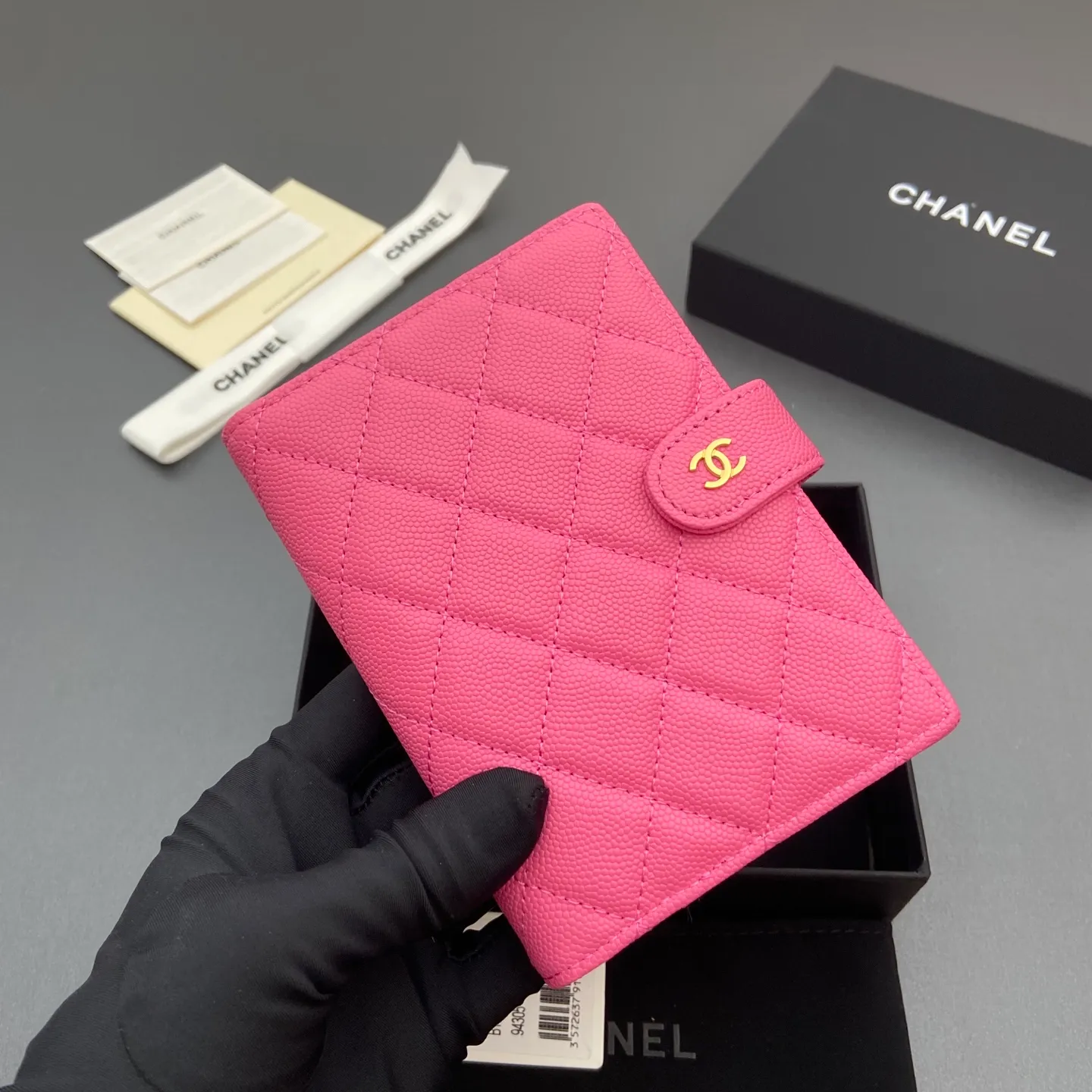 [Premium Hardware Original Leather] ¥440 Xiaoxiang Passport Holder Series Quilted with iconic metal logo Gold tone metal hardware, special Italian imported leather 4 card slots, 1 small zipper pocket. 1 banknote compartment, 1 passport holder card slot No.: 96066 Plum red thin ball gold buckle Size: w10×h14×d2cm