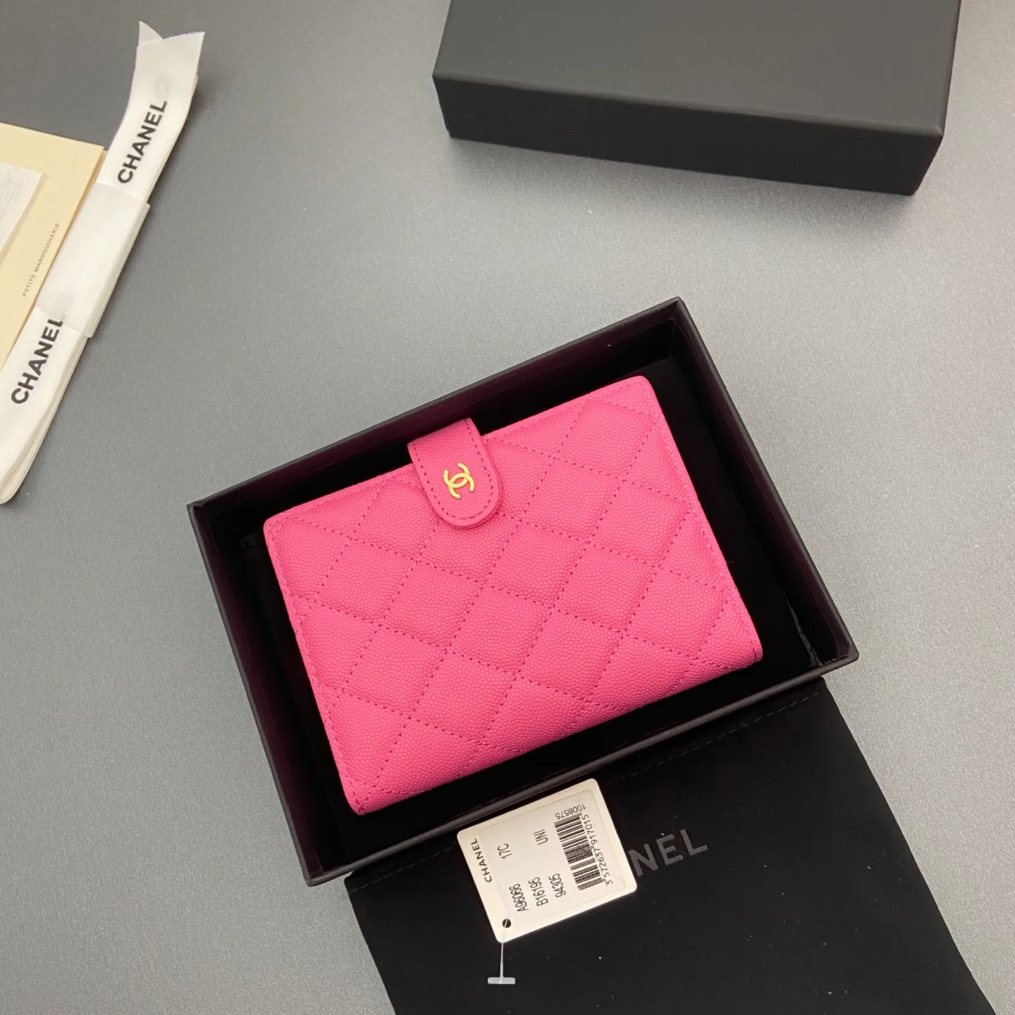 [Premium Hardware Original Leather] ¥440 Xiaoxiang Passport Holder Series Quilted with iconic metal logo Gold tone metal hardware, special Italian imported leather 4 card slots, 1 small zipper pocket. 1 banknote compartment, 1 passport holder card slot No.: 96066 Plum red thin ball gold buckle Size: w10×h14×d2cm